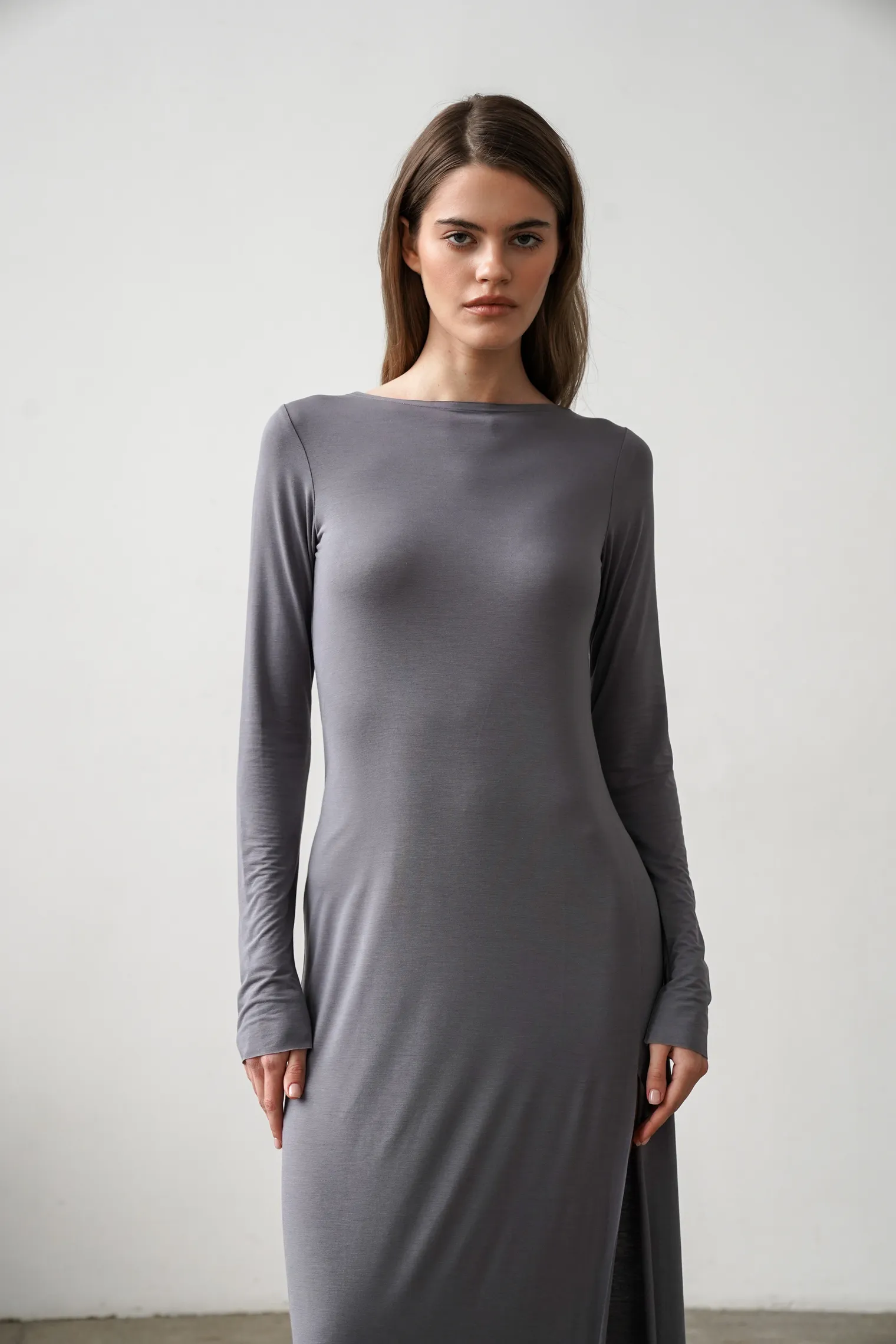 Платье макси с разрезом серого цвета фото 7