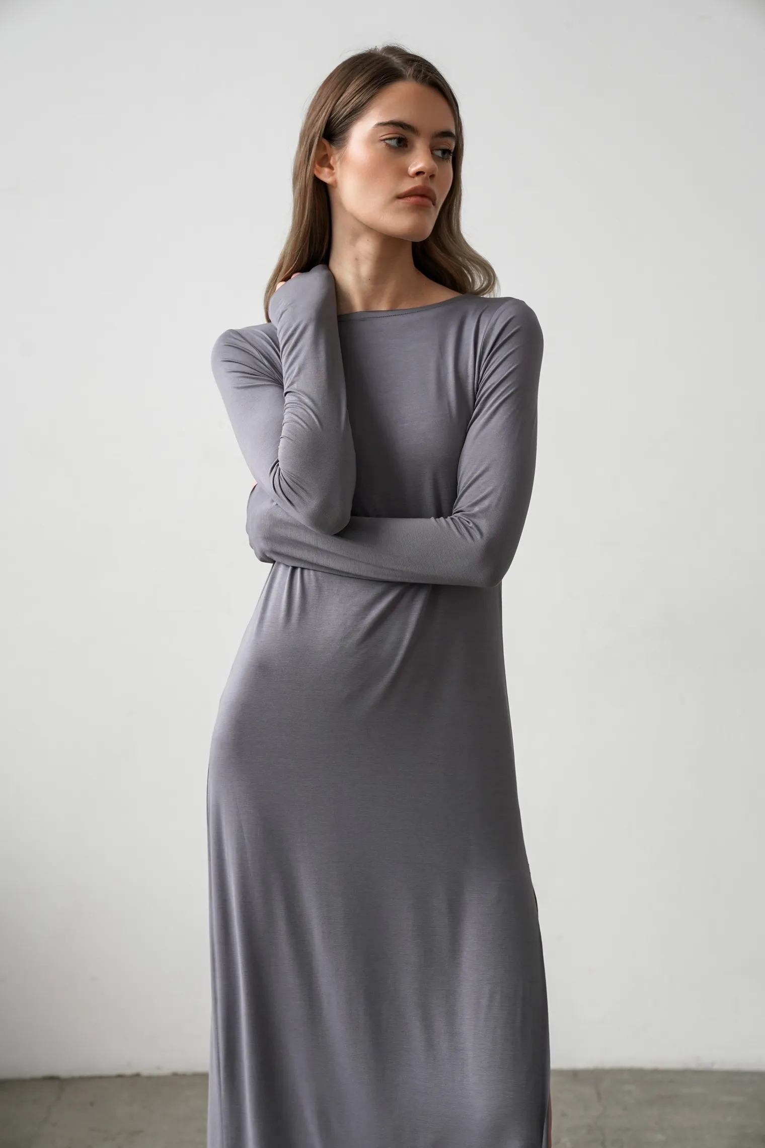 Платье макси с разрезом серого цвета фото 5