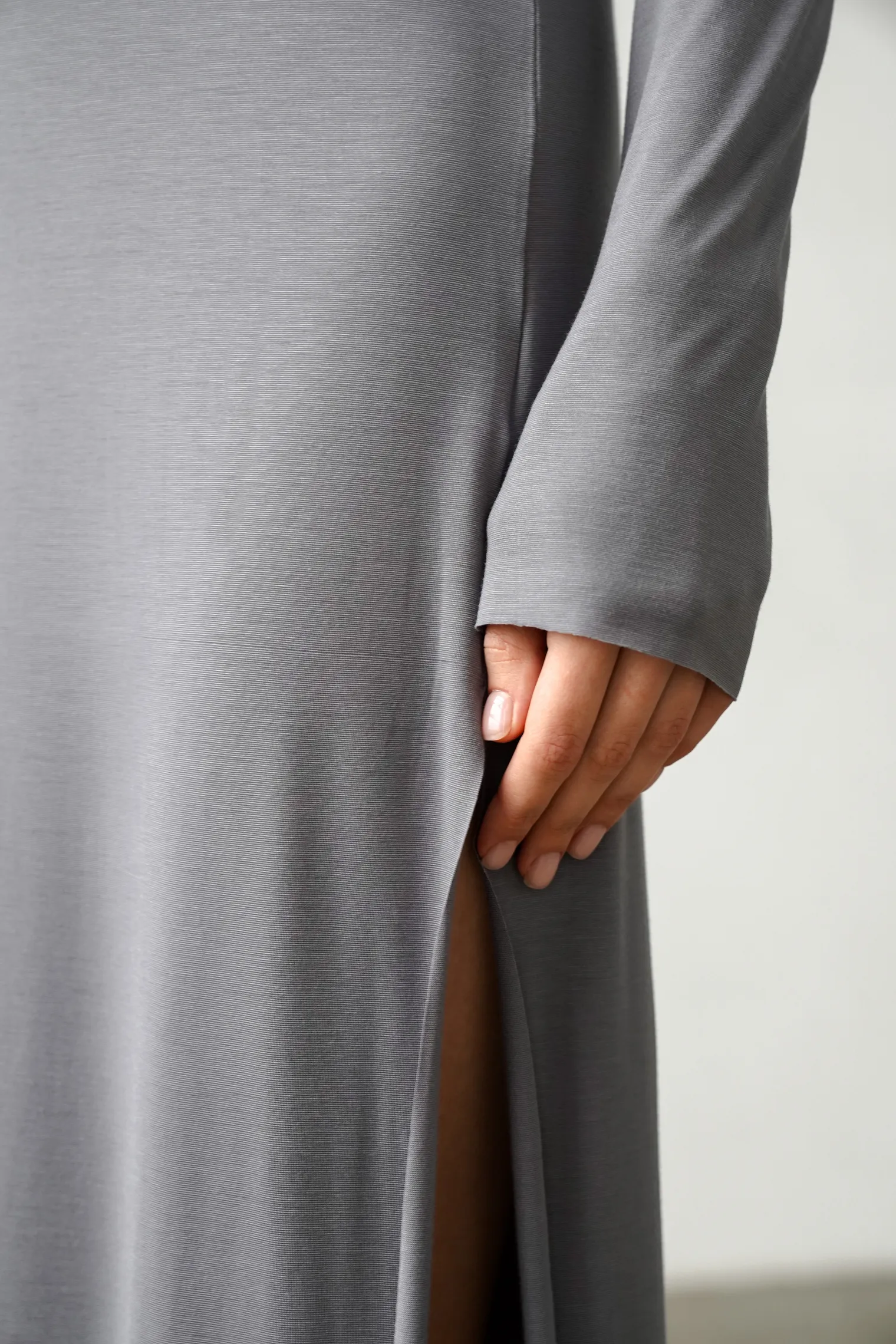 Платье макси с разрезом серого цвета фото 2