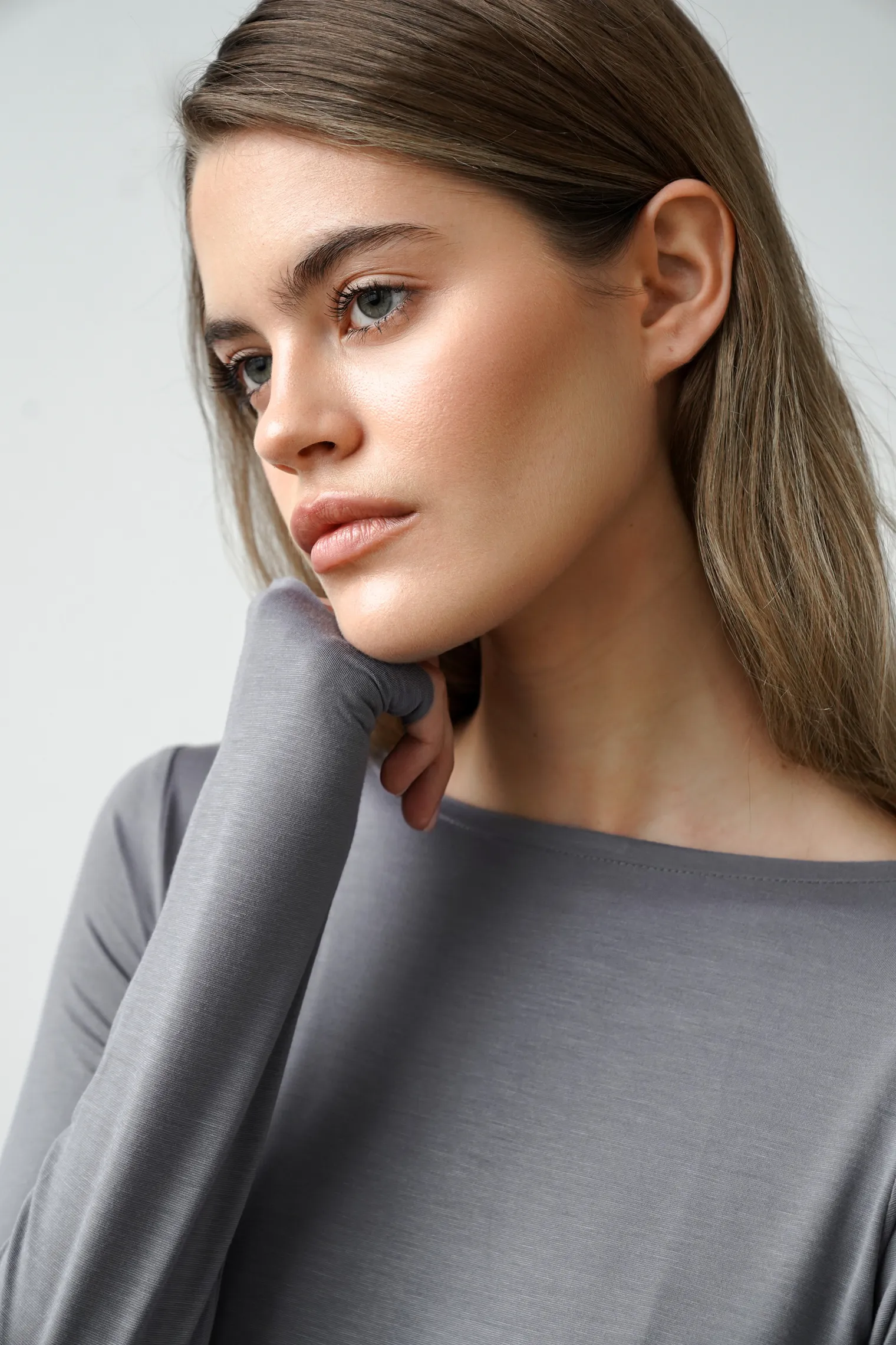 Платье макси с разрезом серого цвета фото 6