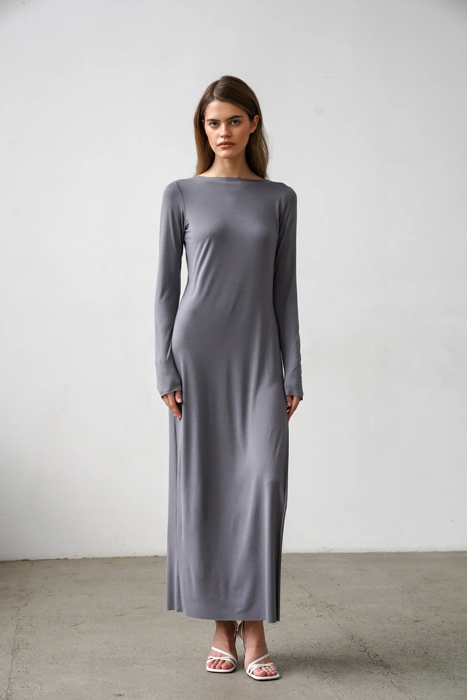 Платье макси с разрезом серого цвета фото 3