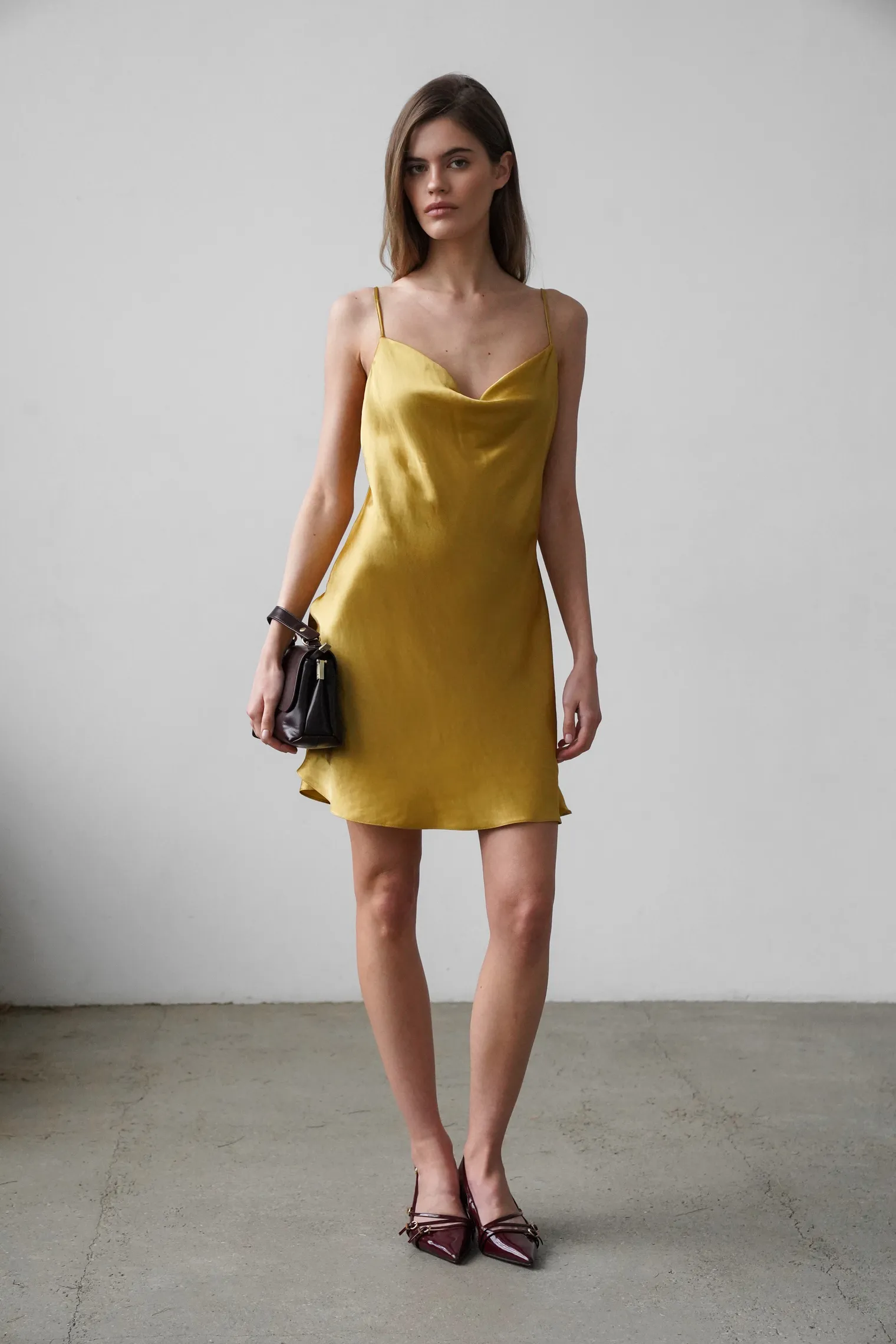 Платье-комбинация мини из струящейся ткани золотого цвета фото 1