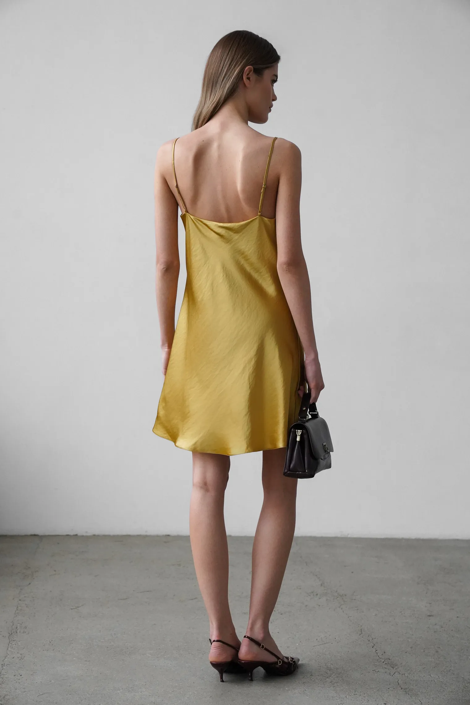 Платье-комбинация мини из струящейся ткани золотого цвета фото 4