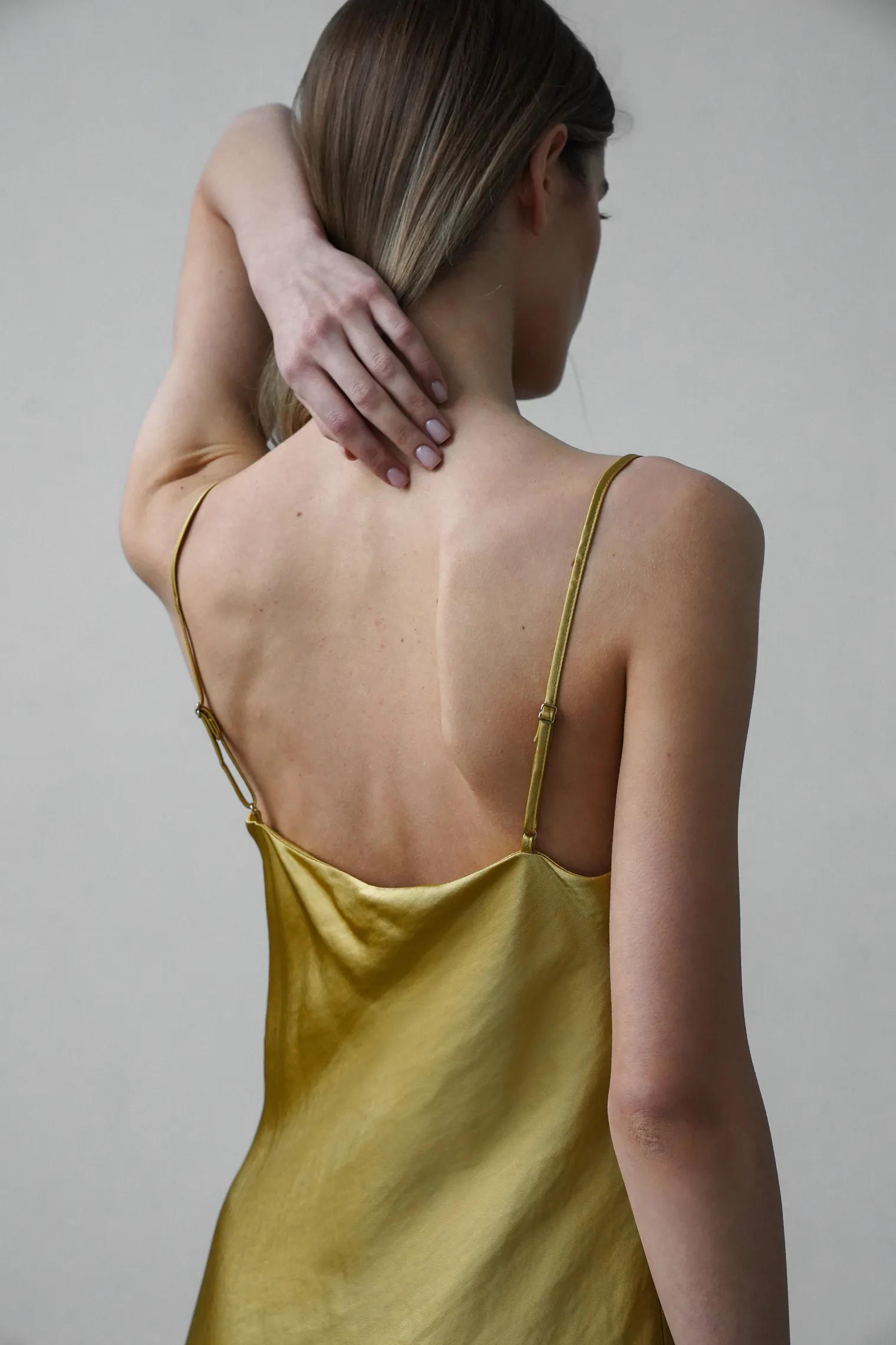 Платье-комбинация мини из струящейся ткани золотого цвета фото 8