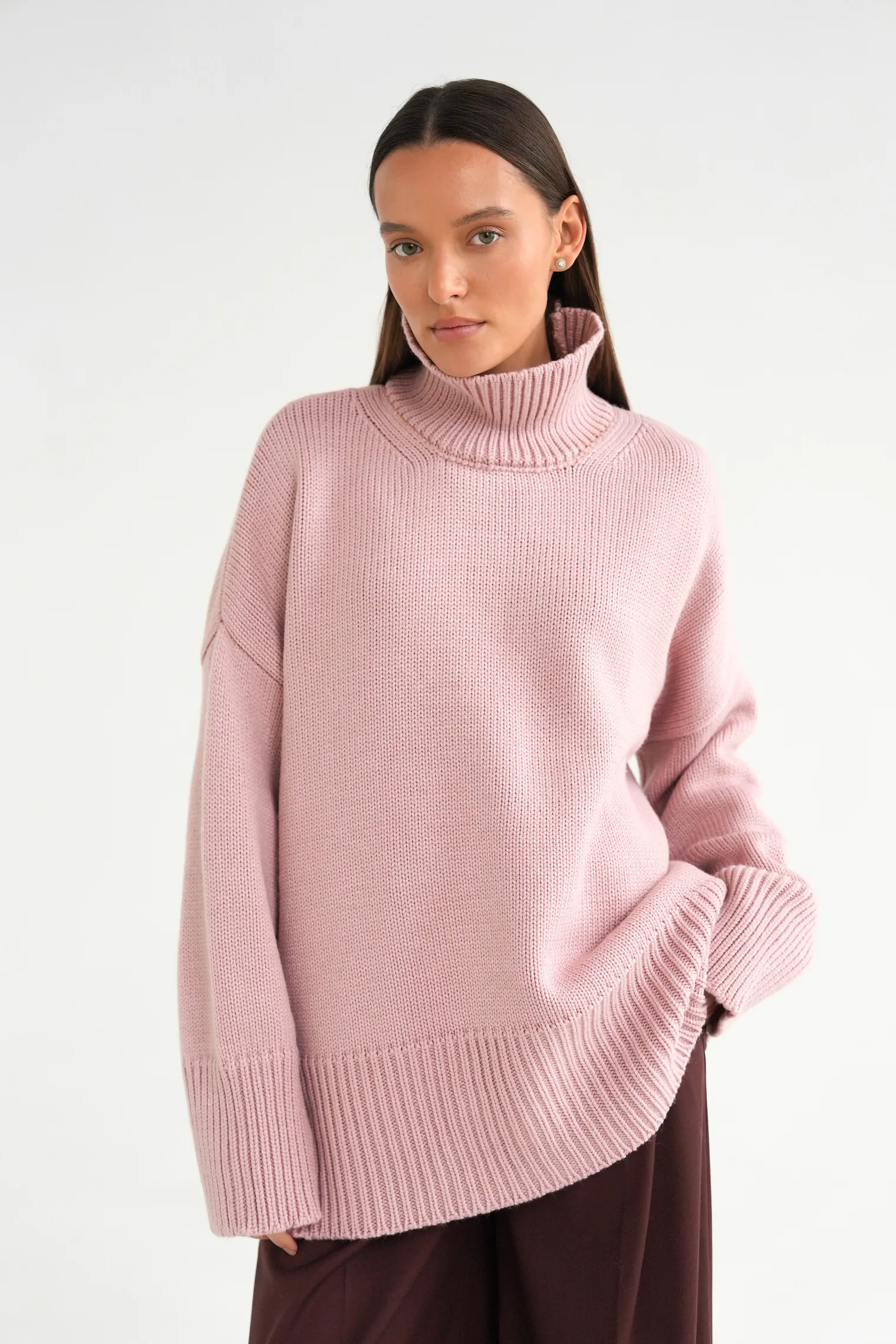 Джемпер крупной вязки с высоким воротником пыльно-розового цвета фото 1