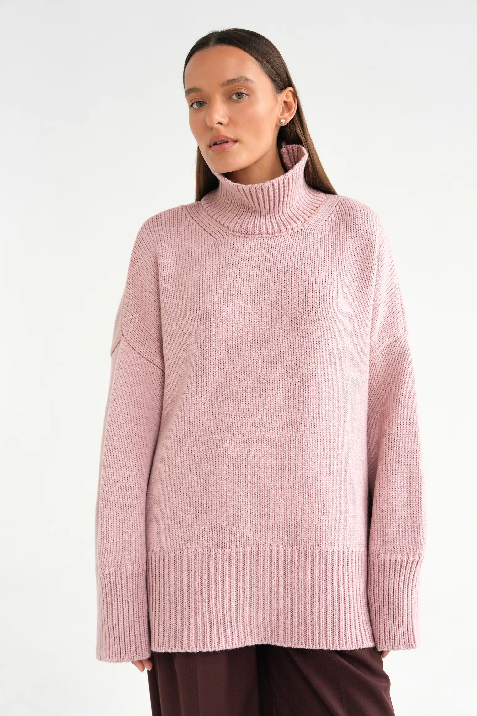Джемпер крупной вязки с высоким воротником пыльно-розового цвета фото 7