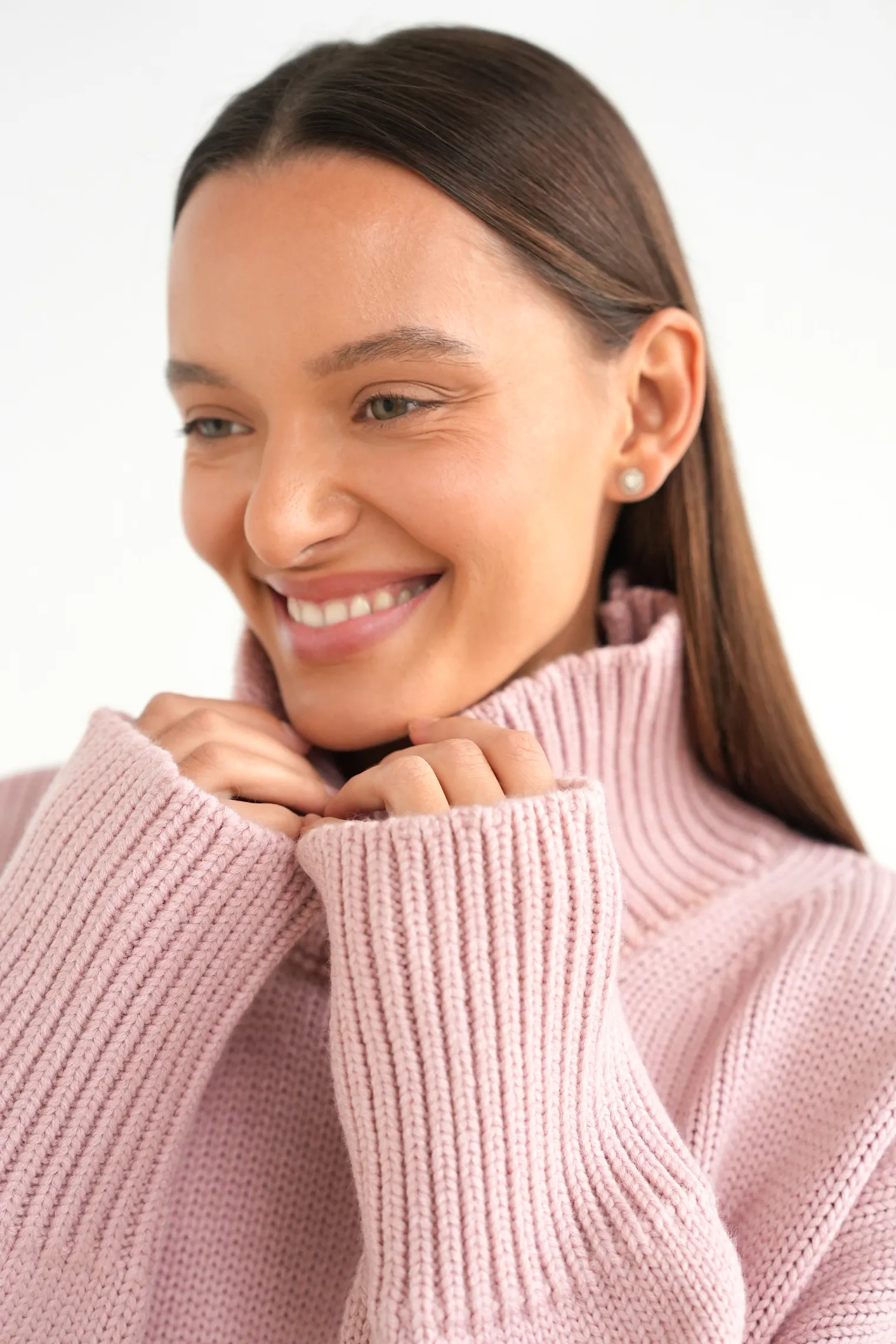 Джемпер крупной вязки с высоким воротником пыльно-розового цвета фото 6