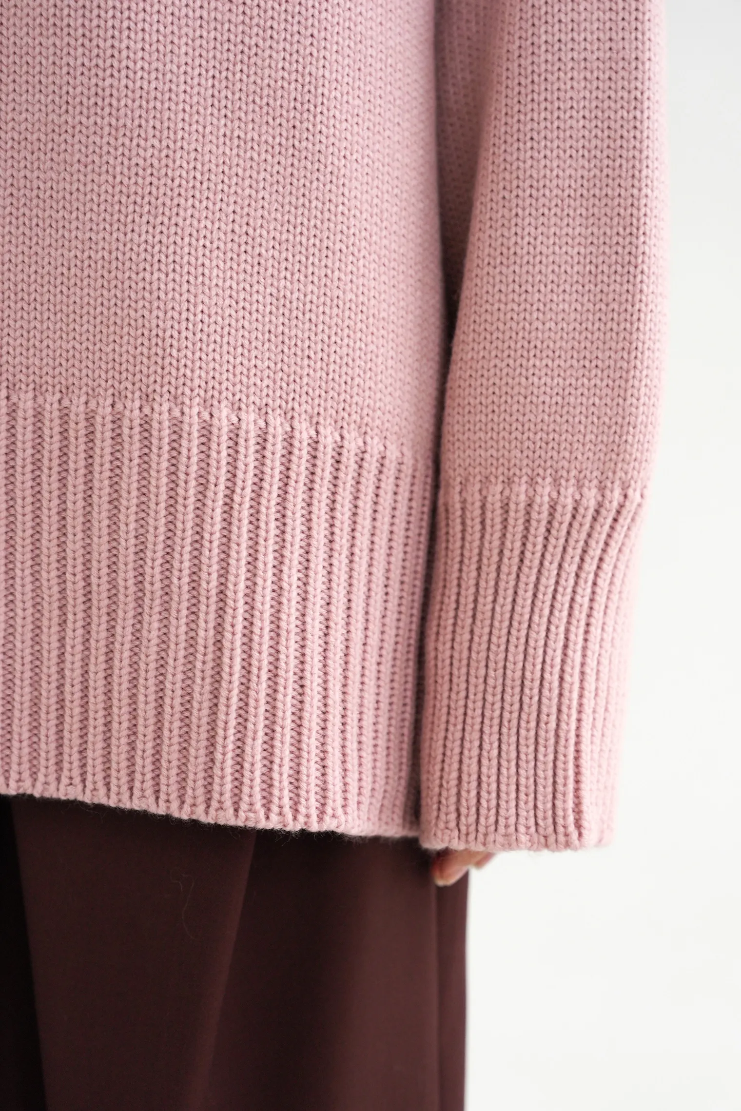 Джемпер крупной вязки с высоким воротником пыльно-розового цвета фото 2