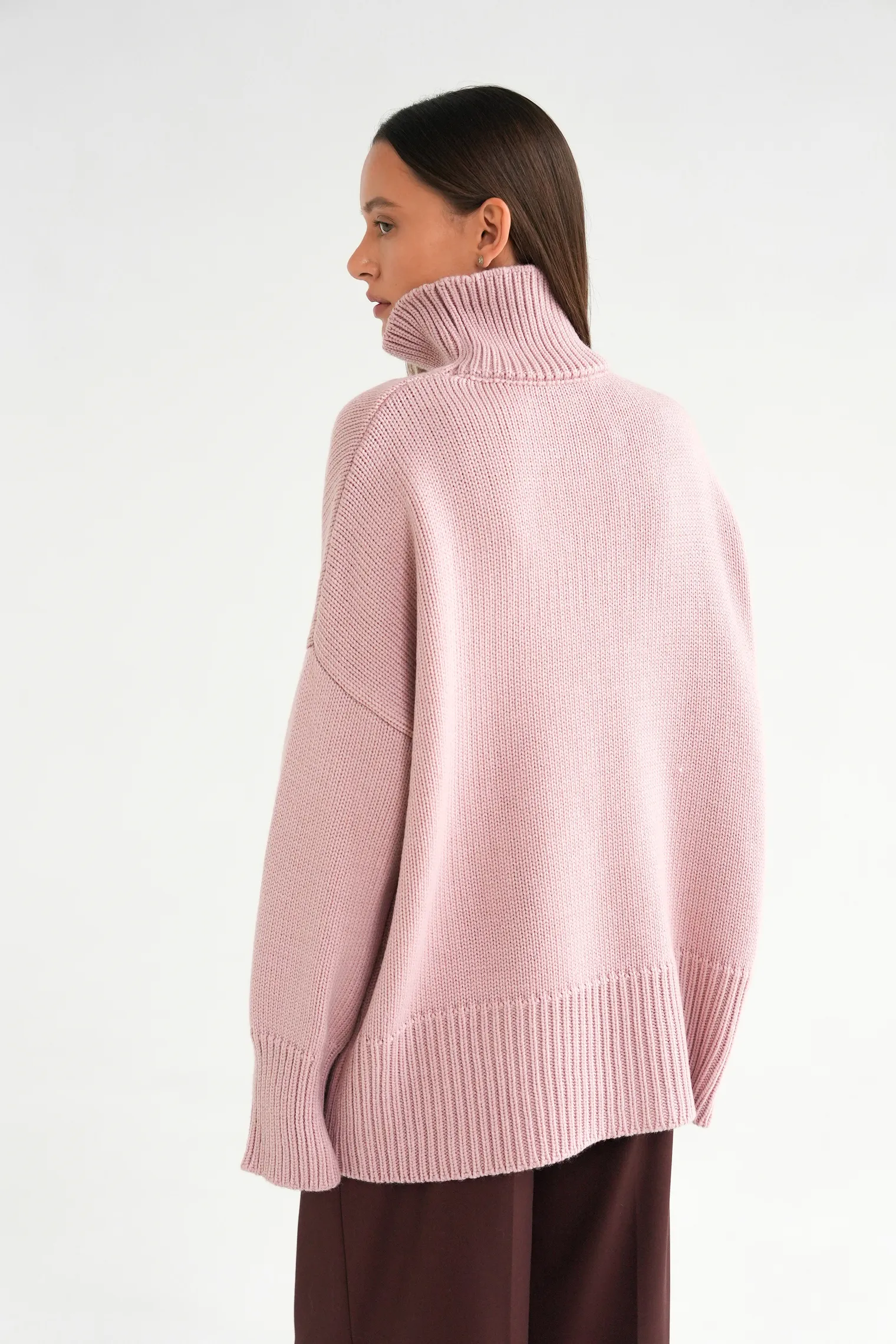 Джемпер крупной вязки с высоким воротником пыльно-розового цвета фото 4