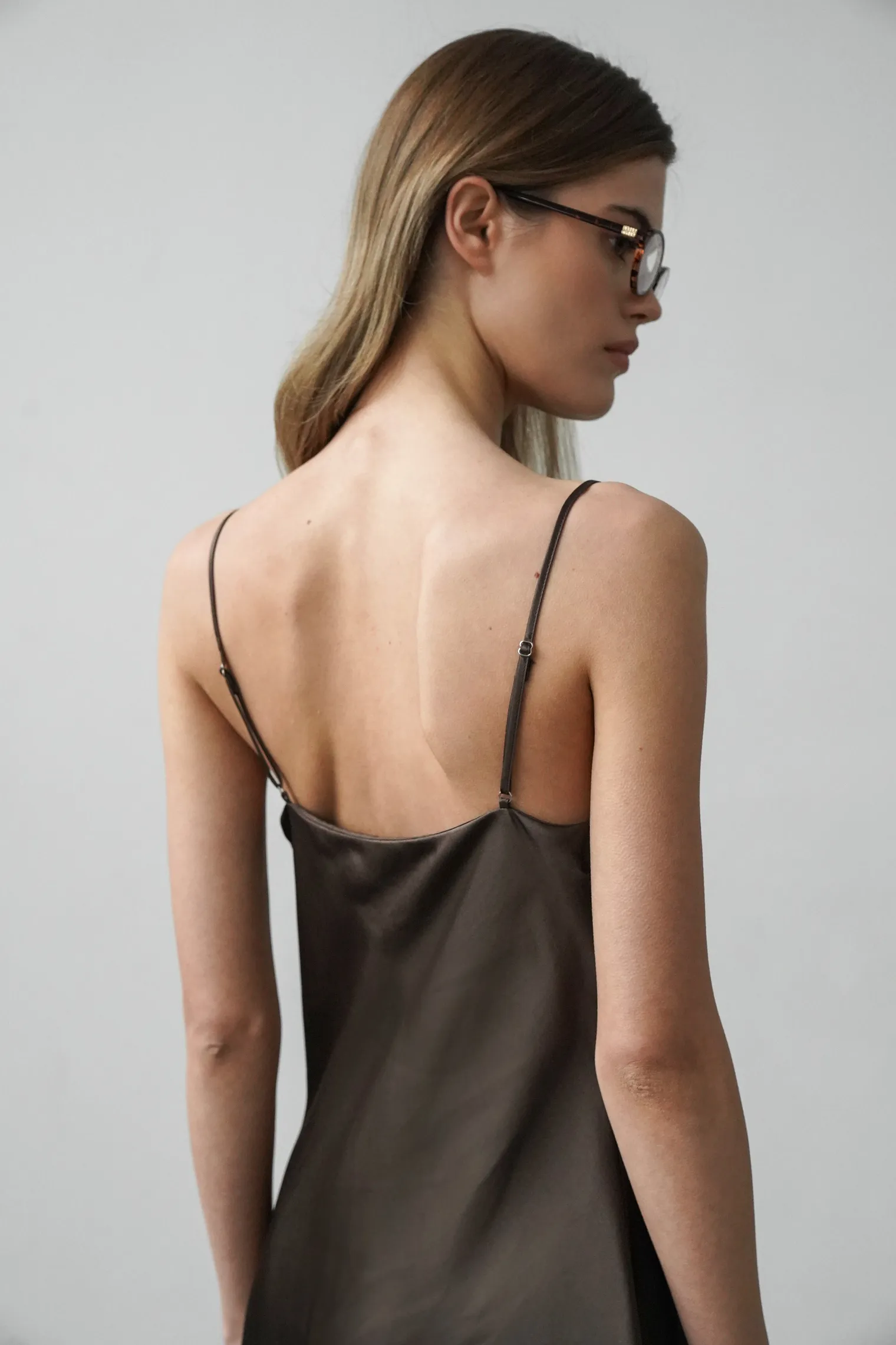 Платье-комбинация мини из струящейся ткани шоколадного цвета фото 7