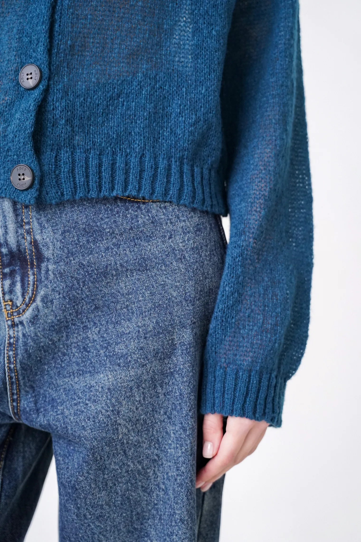 Кардиган ажурной вязки тёмно-синего цвета фото 3