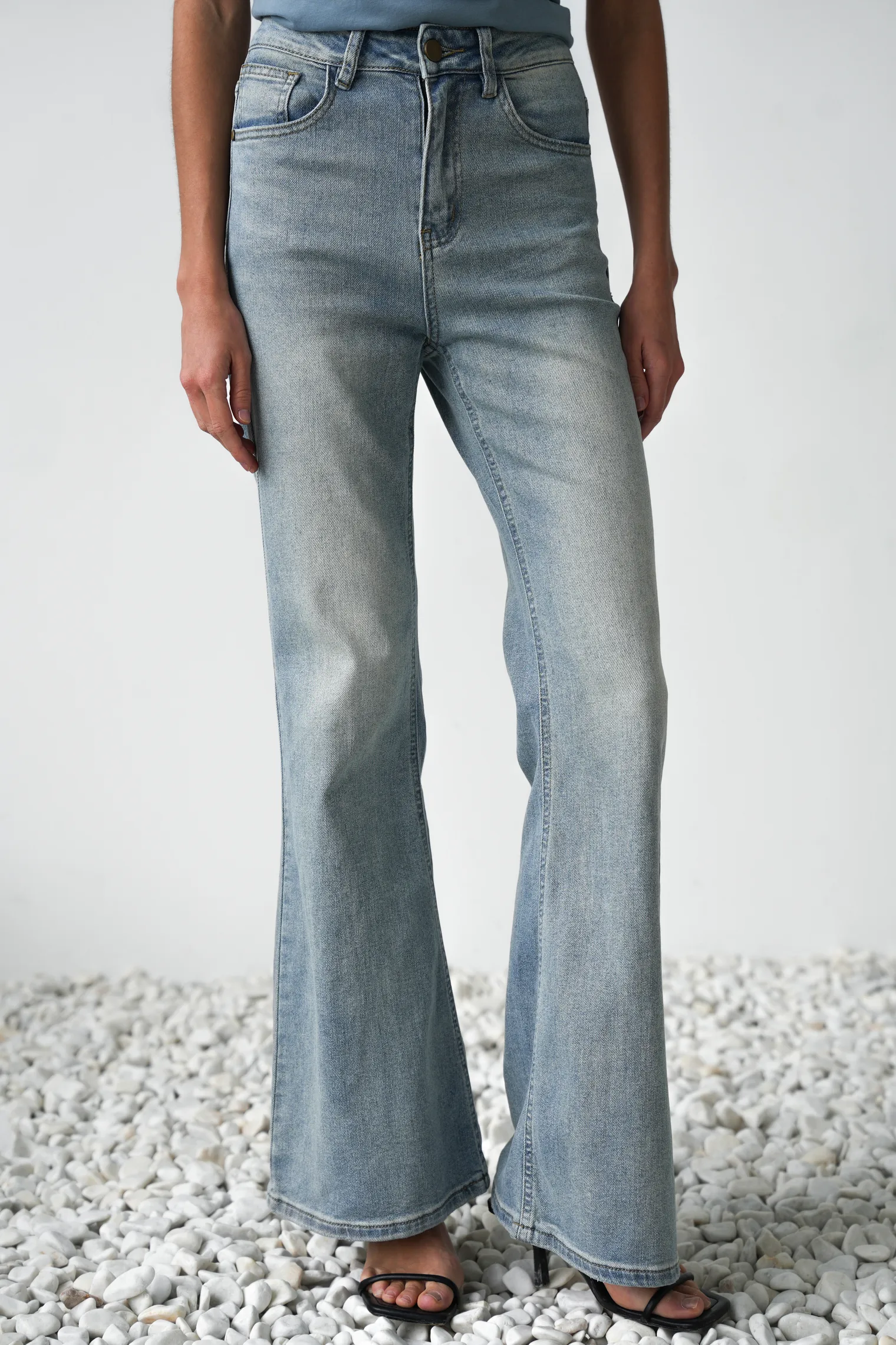 Джинсы клёш голубого цвета фото 6