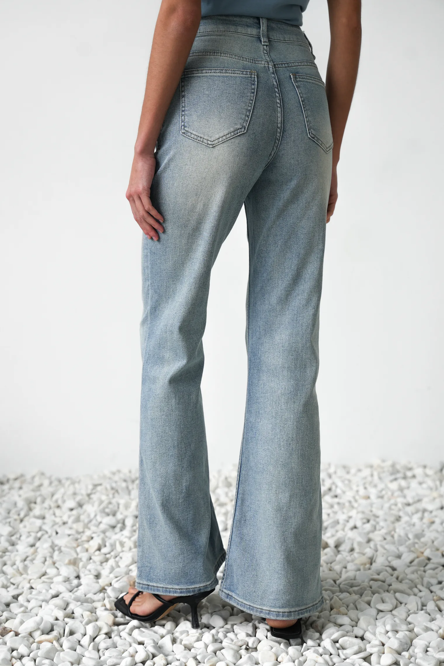 Джинсы клёш голубого цвета фото 4