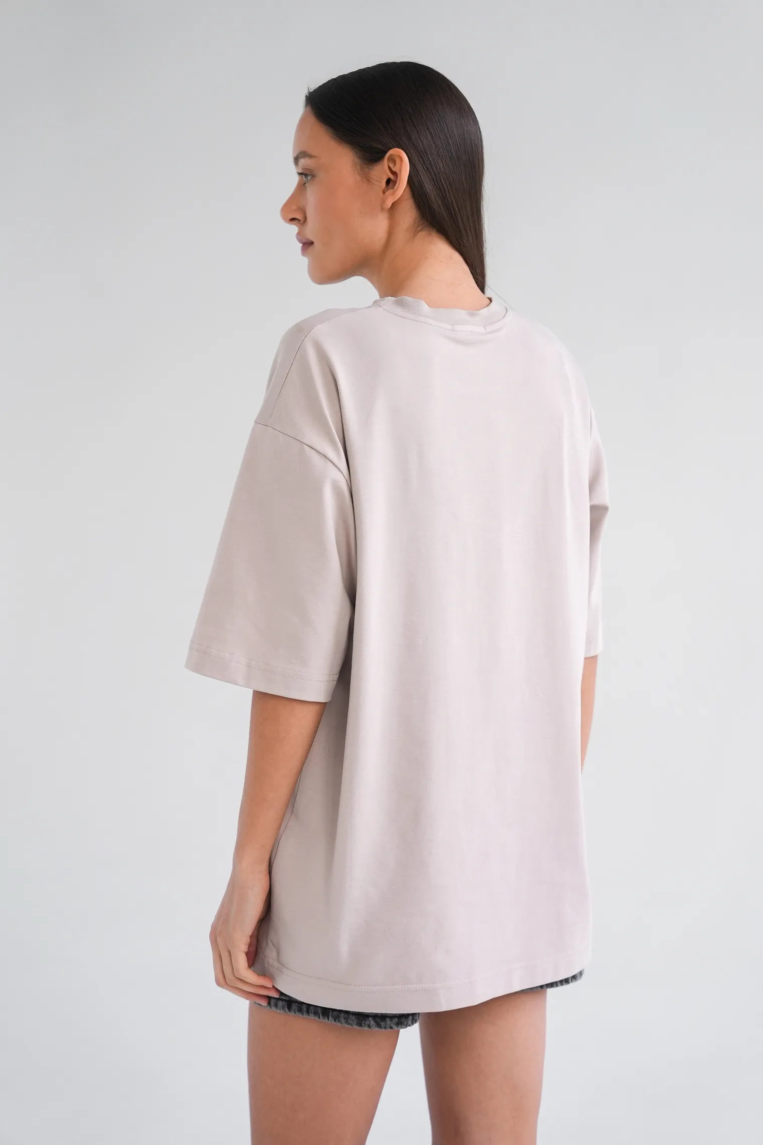 Футболка свободного кроя бежевого цвета фото 4