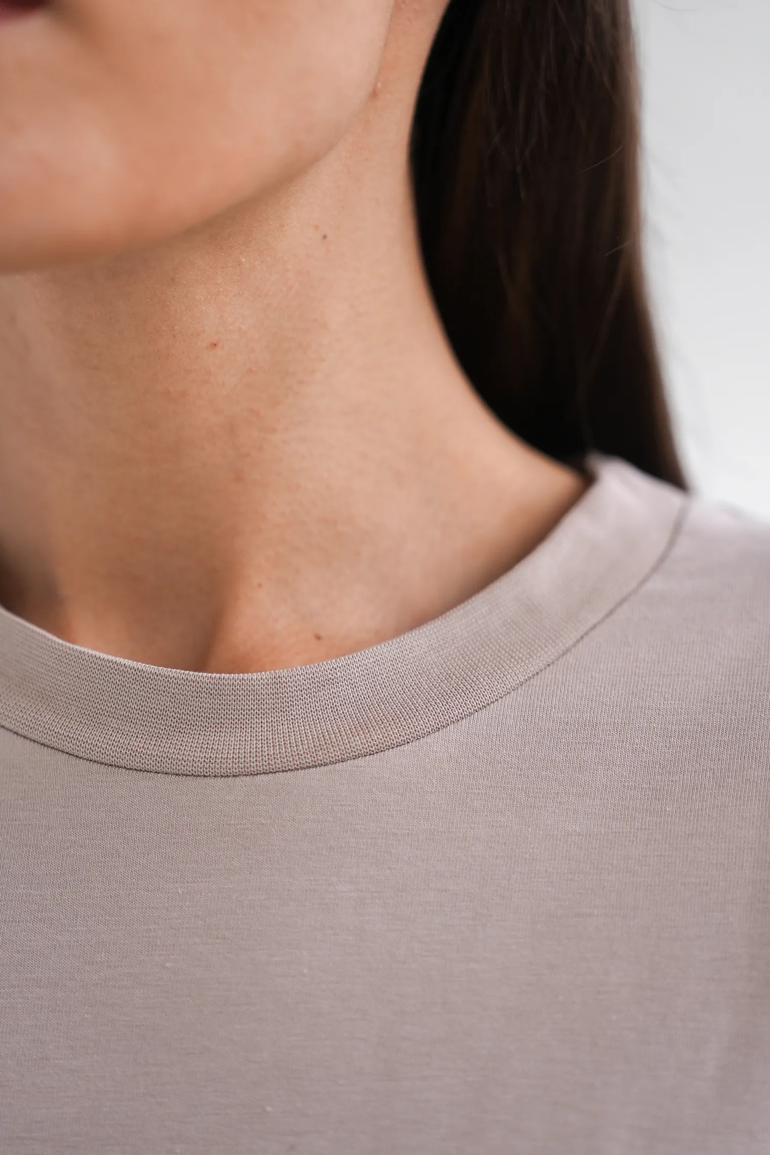 Футболка свободного кроя бежевого цвета фото 2