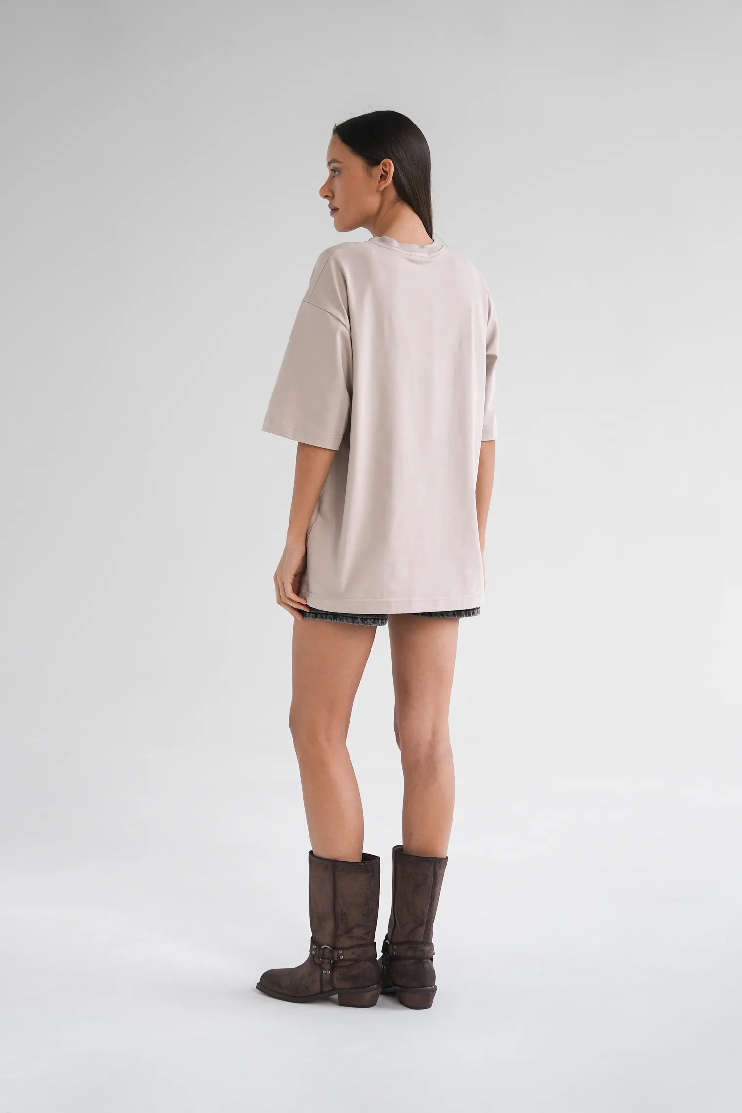 Футболка свободного кроя бежевого цвета фото 6