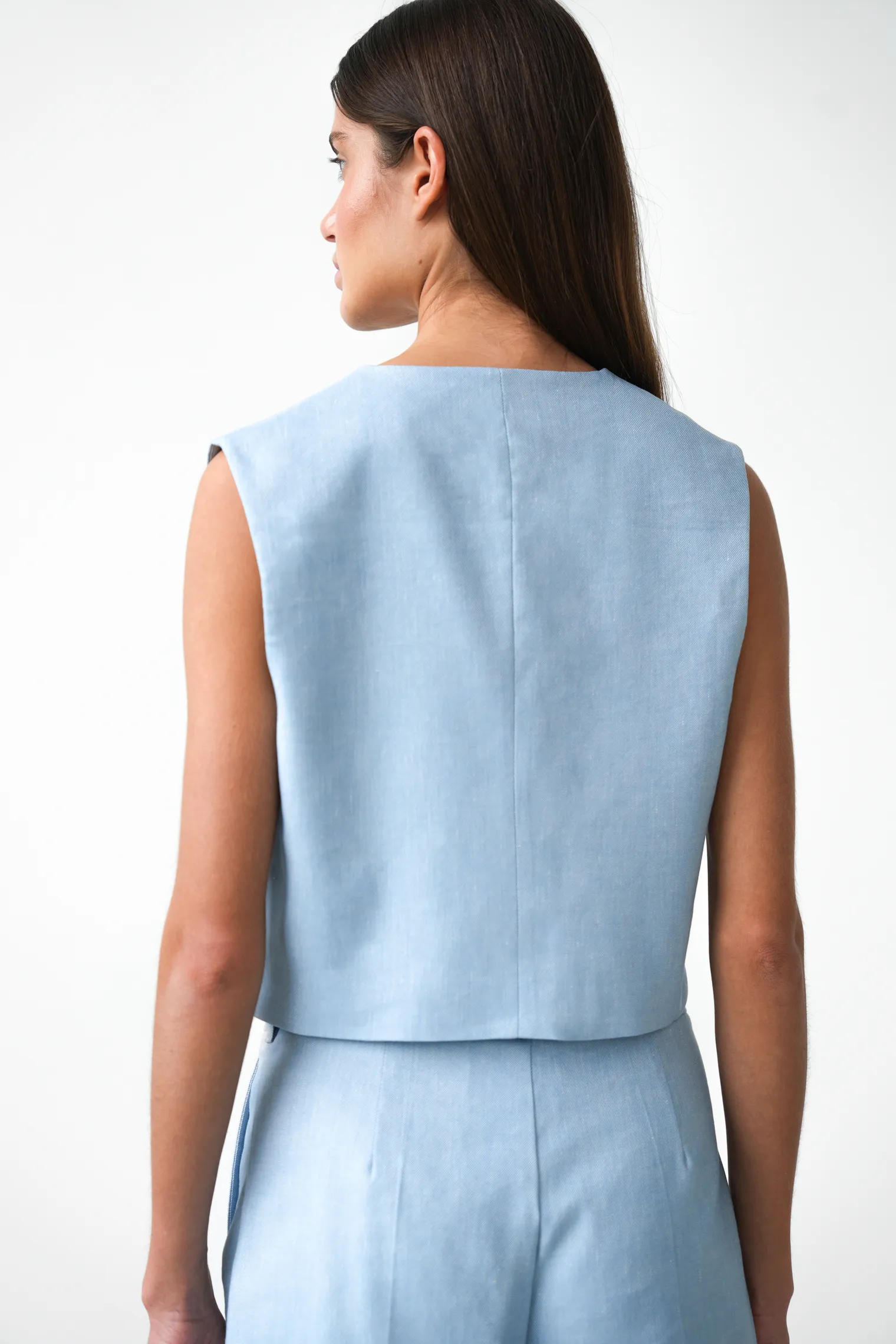 Жилет прямого кроя укороченный голубого цвета фото 4