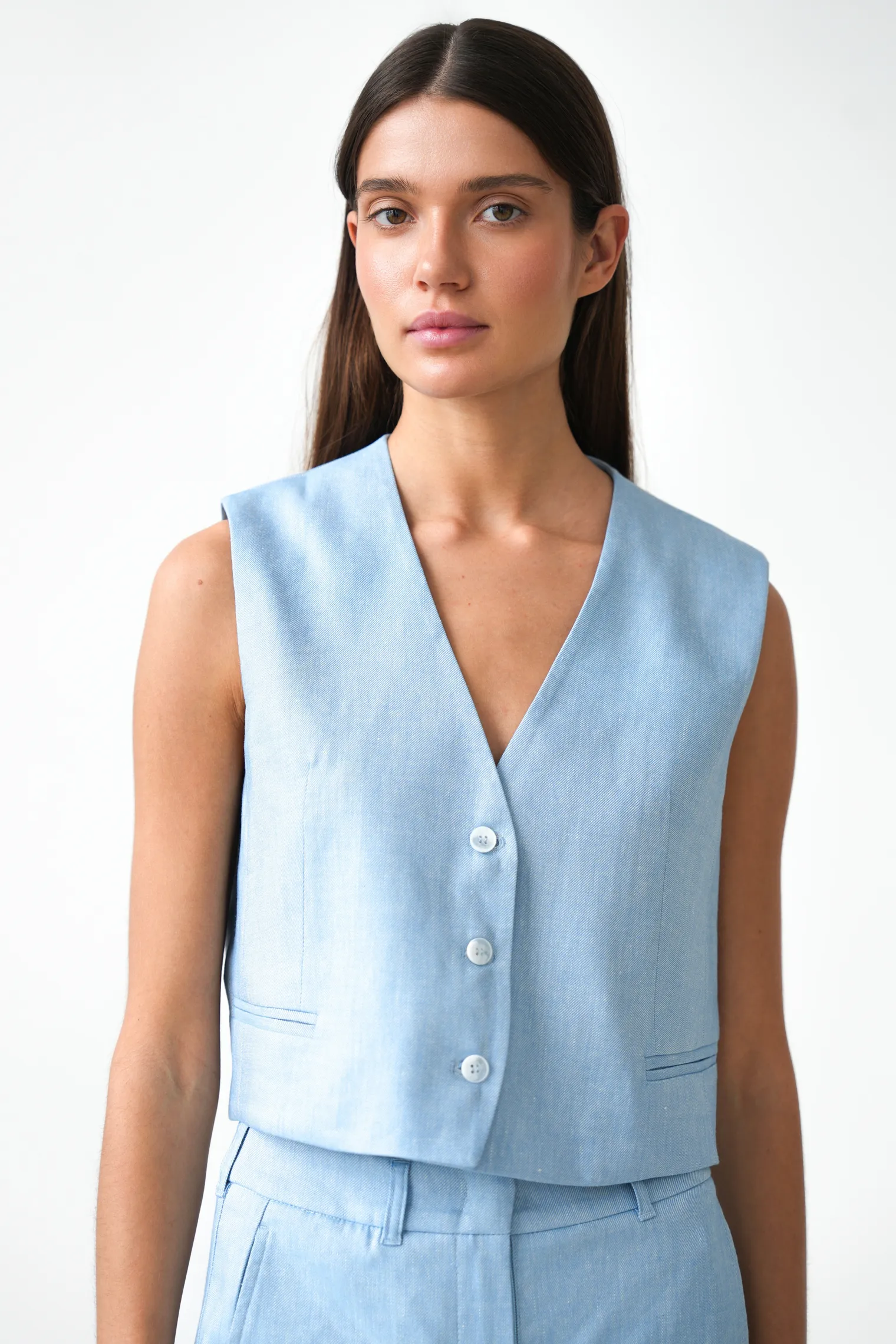 Жилет прямого кроя укороченный голубого цвета фото 2