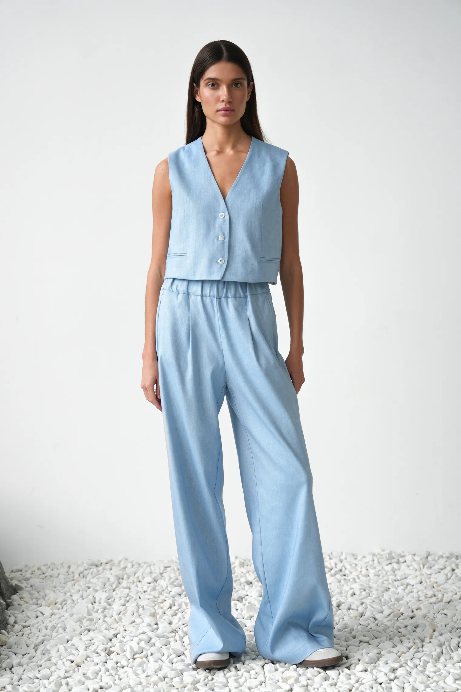 Жилет прямого кроя укороченный голубого цвета фото 3