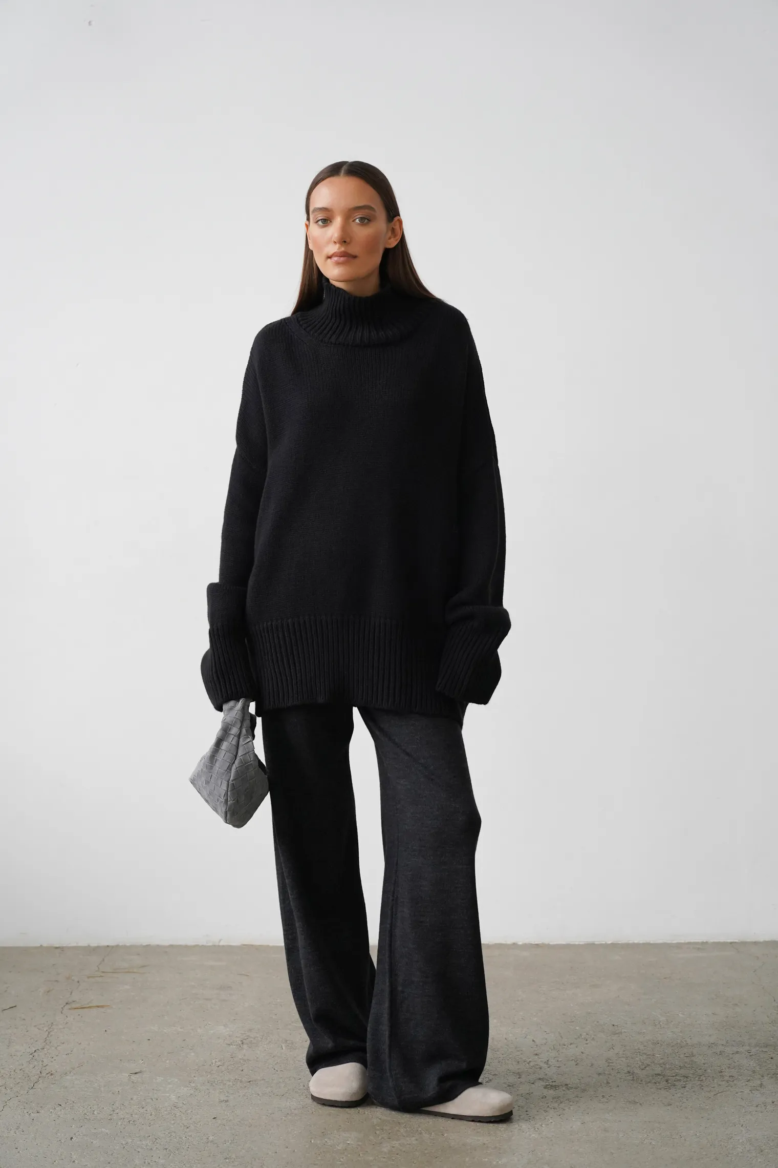 Джемпер крупной вязки с высоким воротником чёрного цвета фото 3