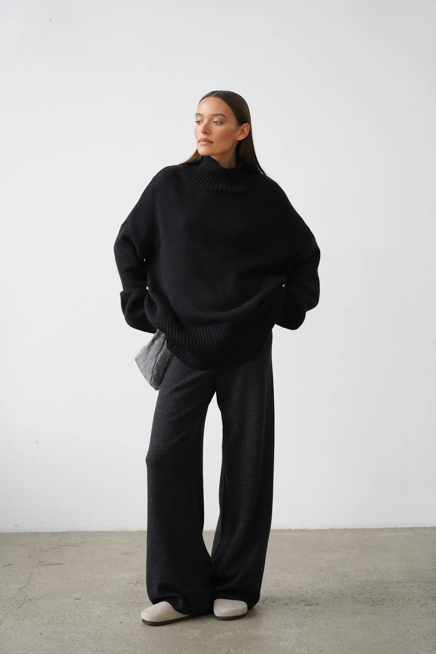 Джемпер крупной вязки с высоким воротником чёрного цвета фото 6