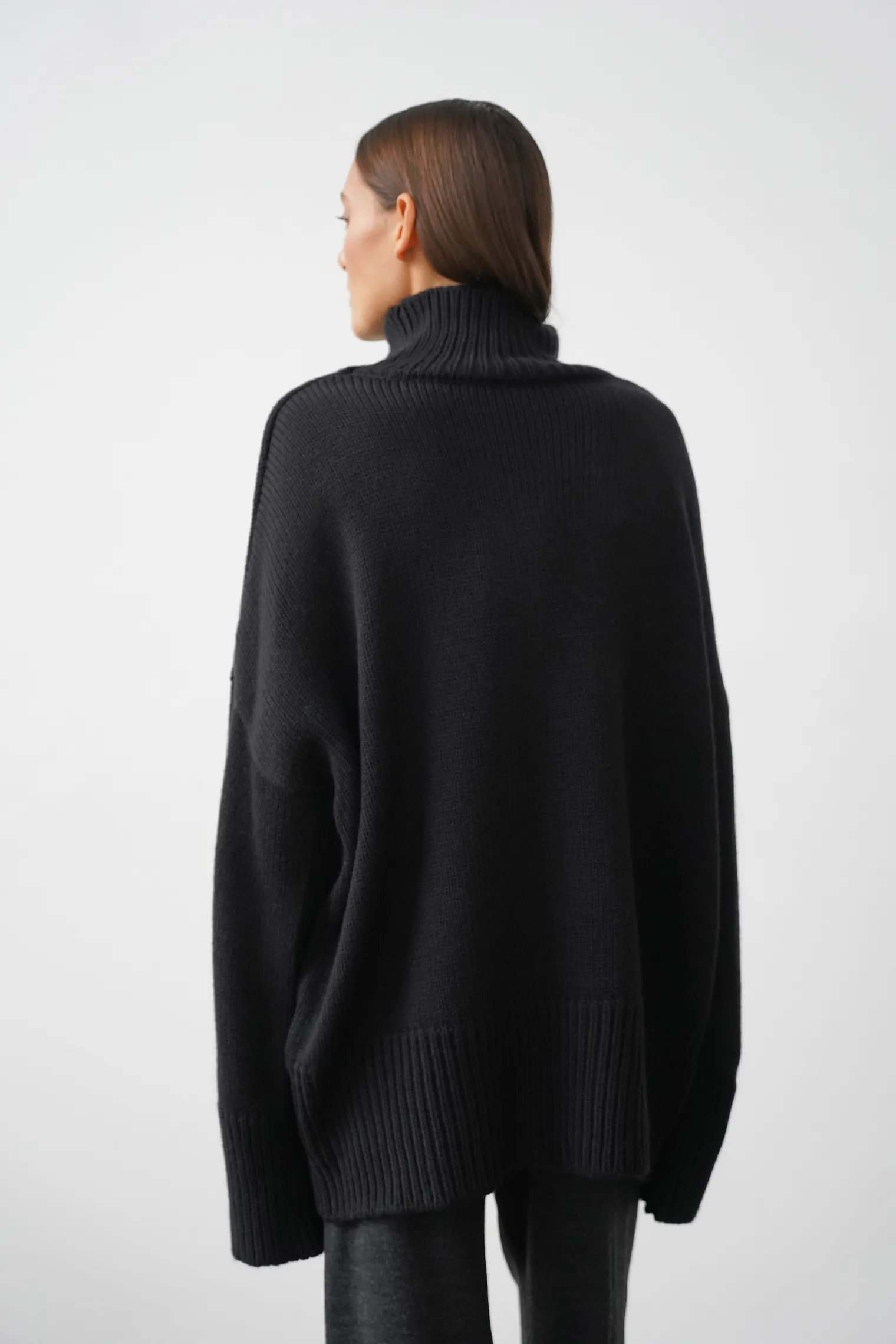 Джемпер крупной вязки с высоким воротником чёрного цвета фото 2