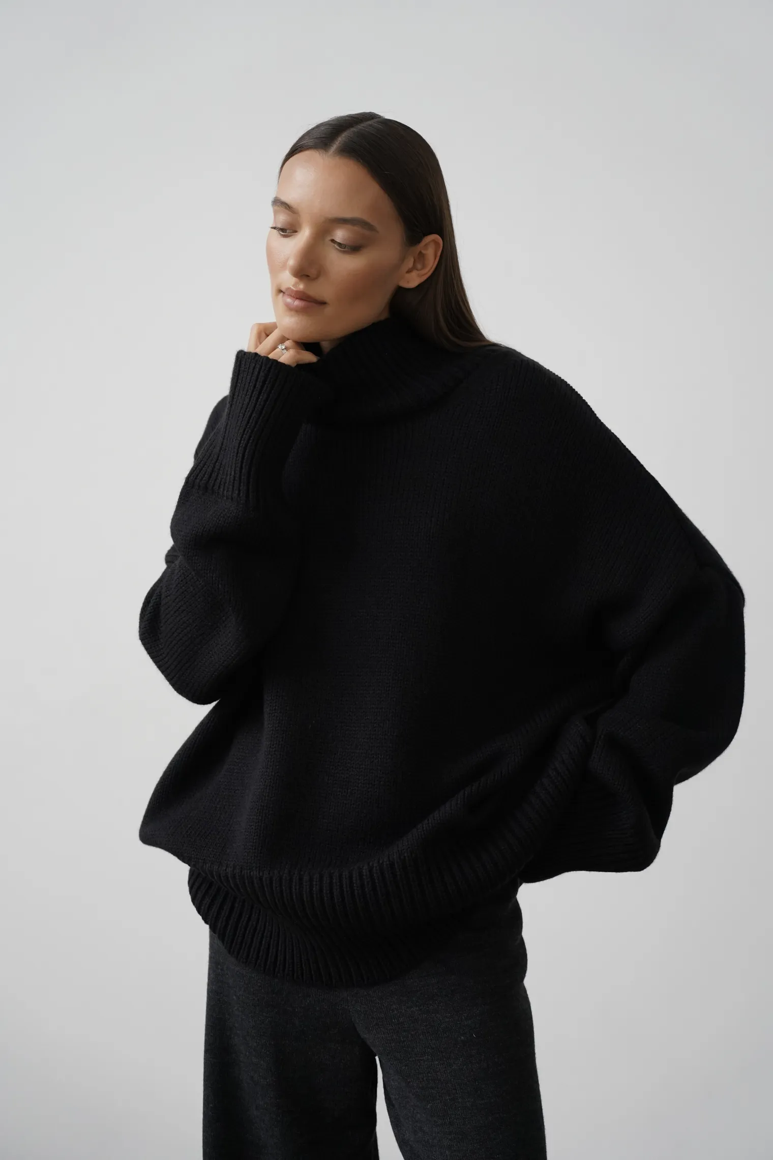 Джемпер крупной вязки с высоким воротником чёрного цвета фото 1