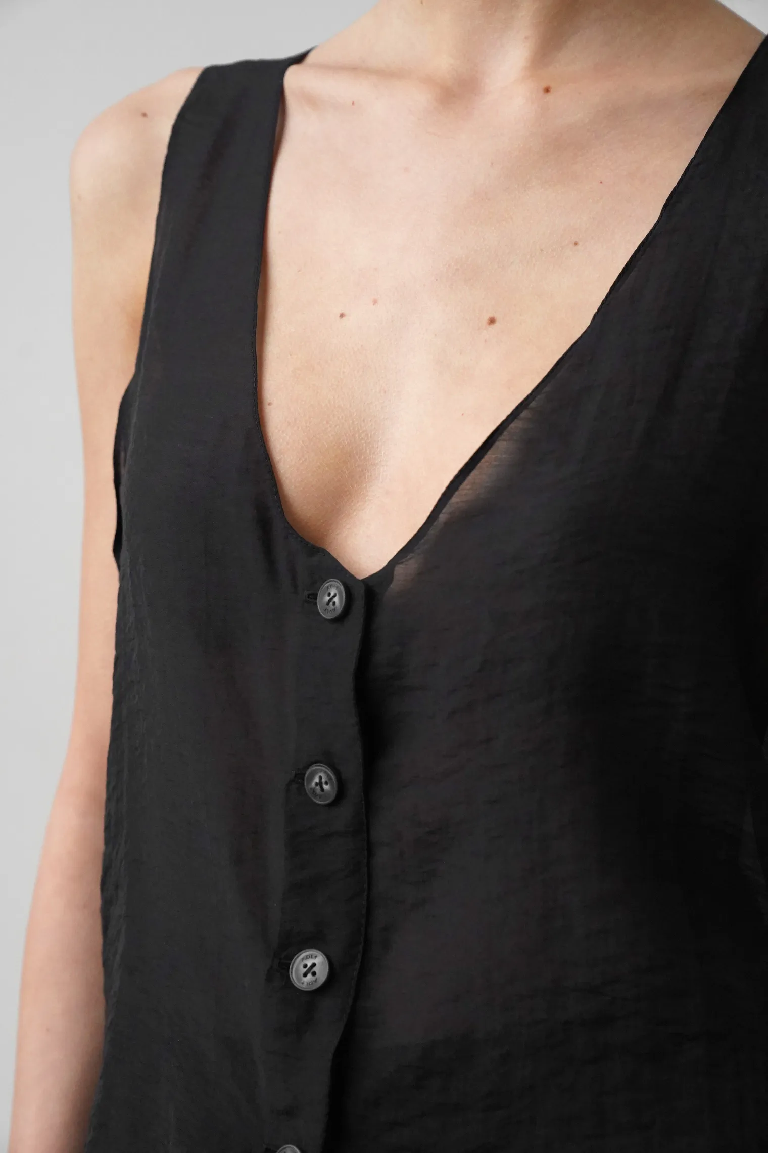 Жилет из прозрачной ткани чёрного цвета фото 2