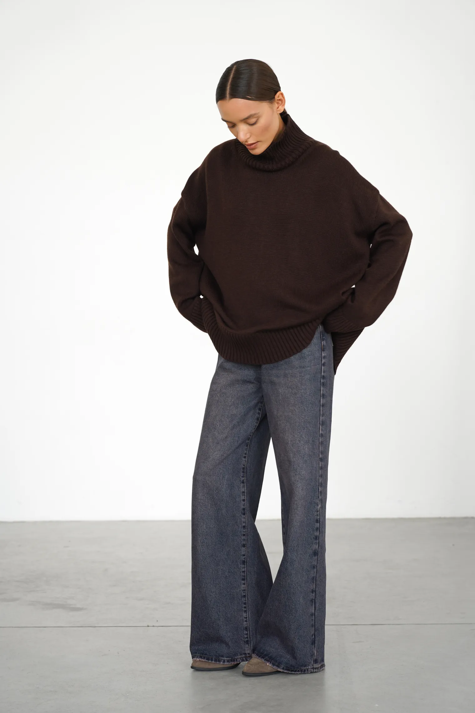 Джемпер мелкой вязки с высоким воротником цвета горький шоколад фото 5