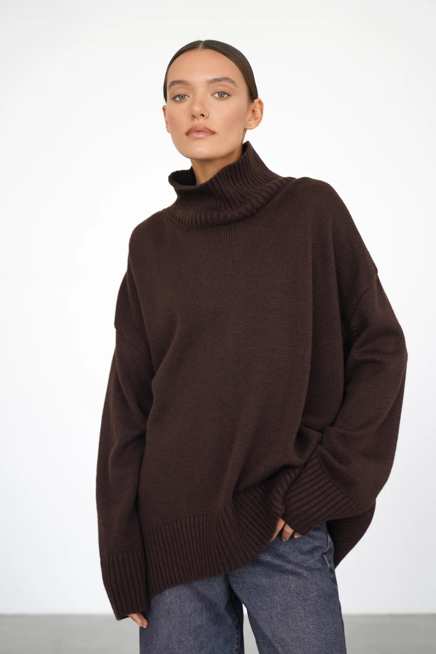 Джемпер мелкой вязки с высоким воротником цвета горький шоколад фото 6