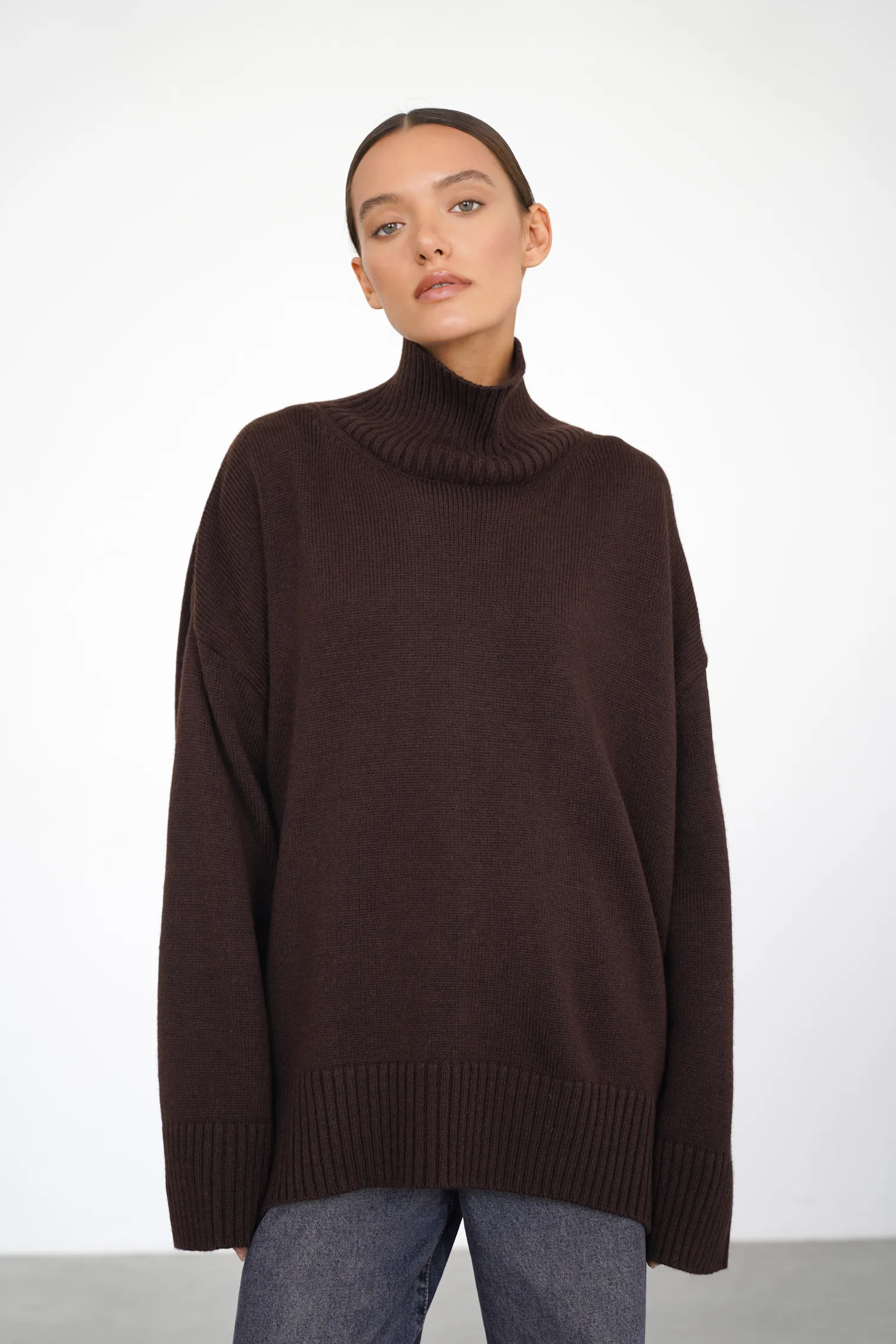 Джемпер мелкой вязки с высоким воротником цвета горький шоколад фото 1