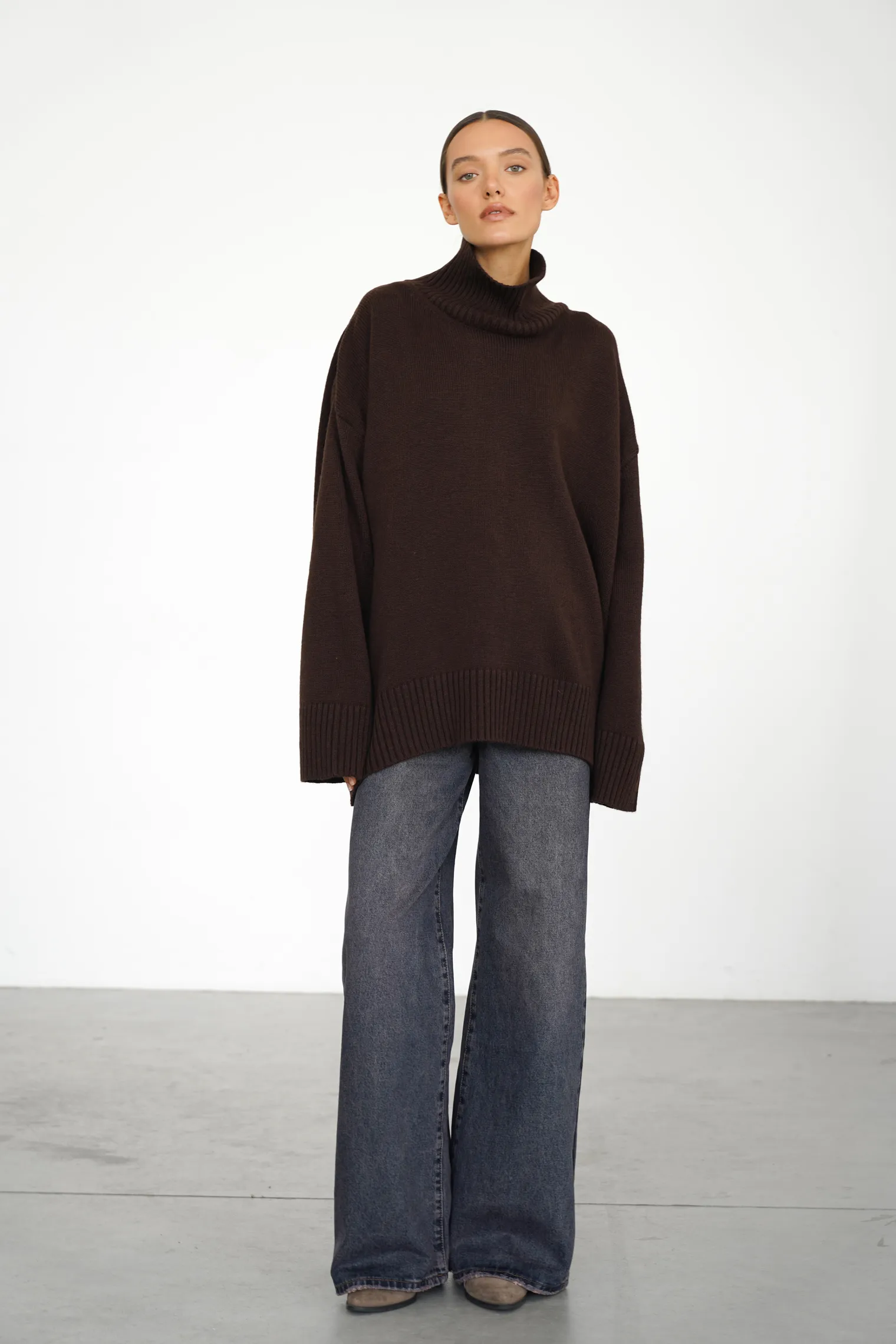 Джемпер мелкой вязки с высоким воротником цвета горький шоколад фото 3