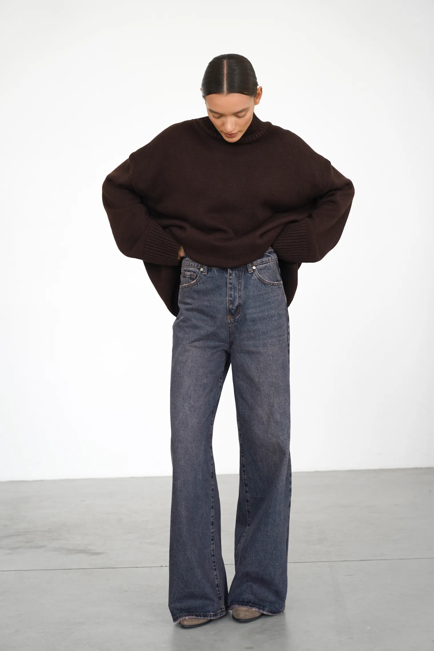 Джемпер мелкой вязки с высоким воротником цвета горький шоколад фото 7