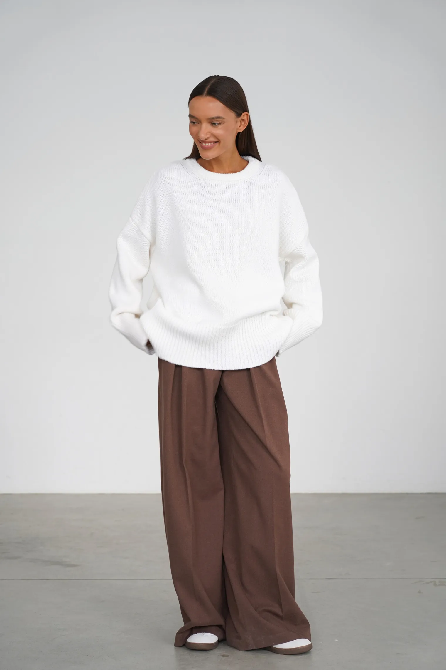 Джемпер крупной вязки с низким воротником молочного цвета фото 7