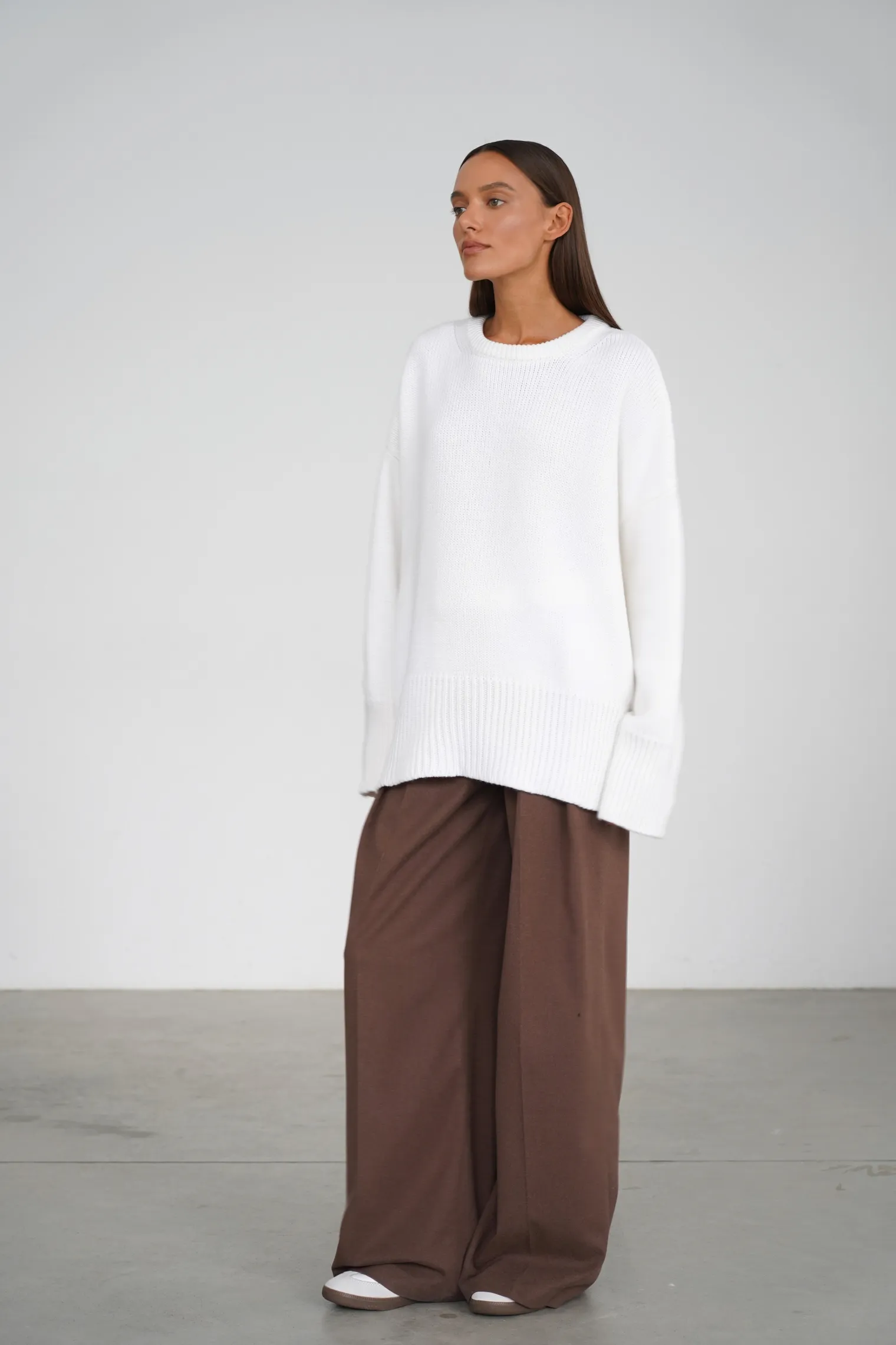 Джемпер крупной вязки с низким воротником молочного цвета фото 5