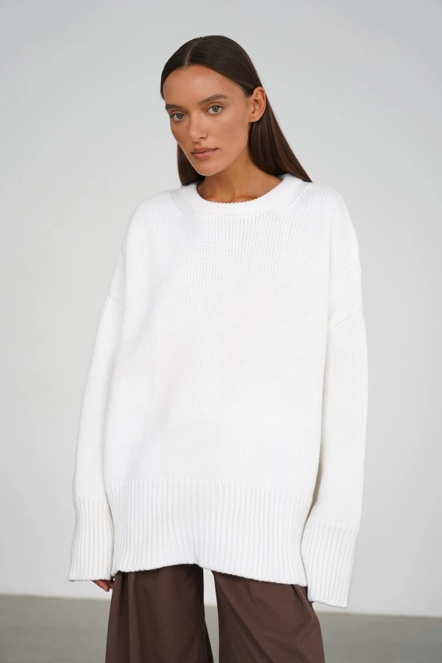 Джемпер крупной вязки с низким воротником молочного цвета фото 2