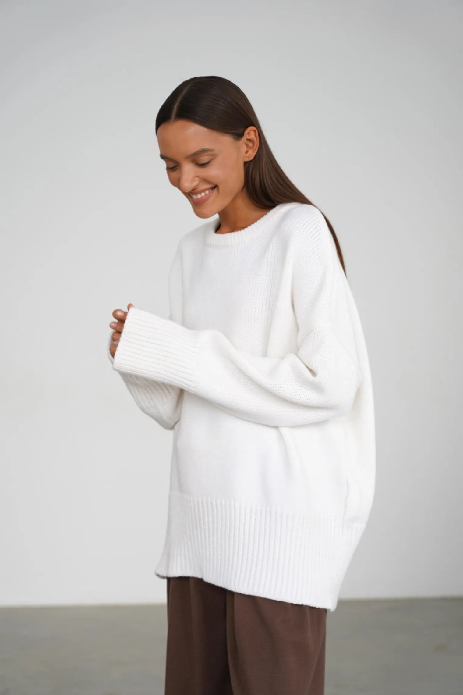 Джемпер крупной вязки с низким воротником молочного цвета фото 6