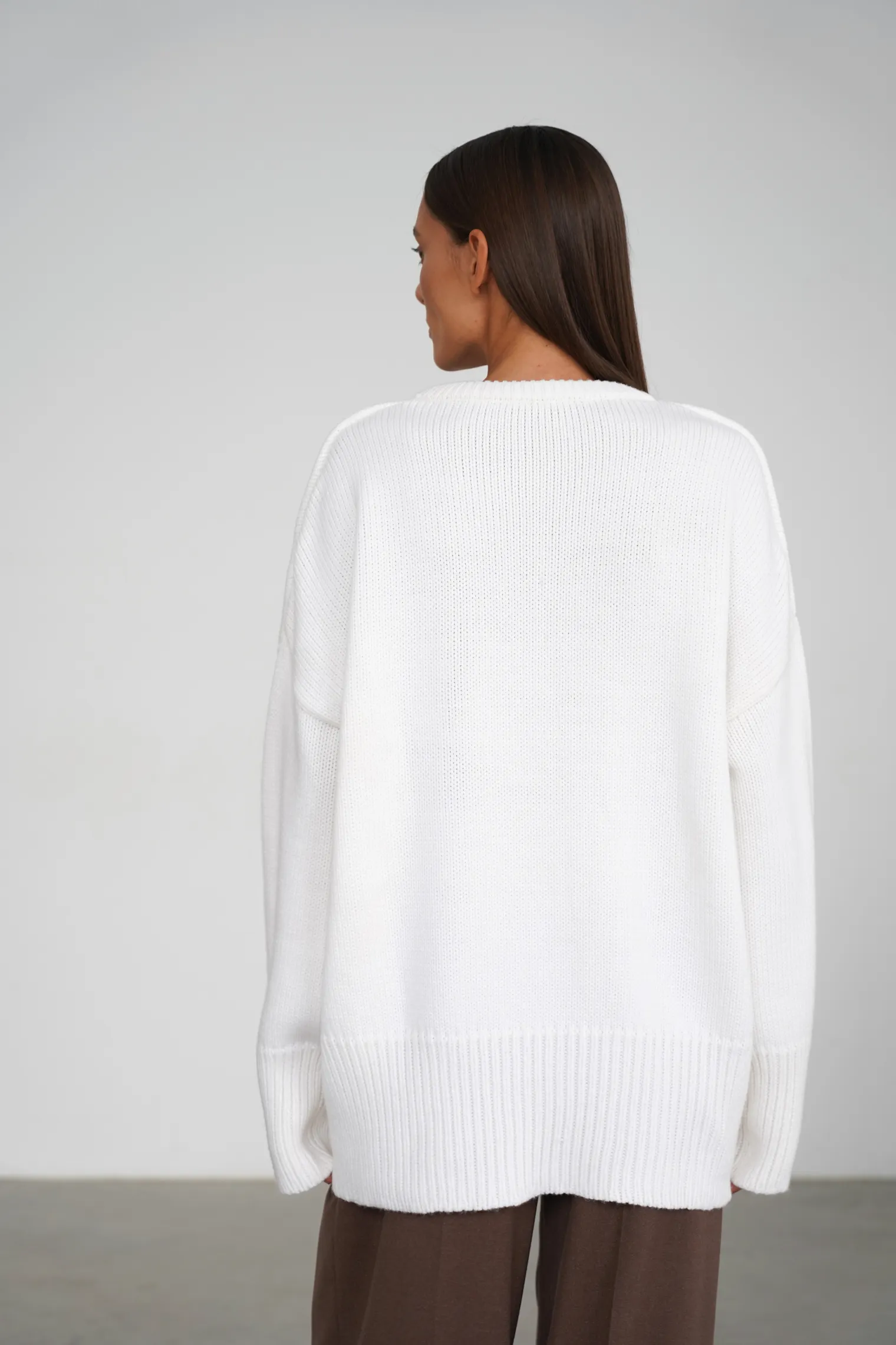 Джемпер крупной вязки с низким воротником молочного цвета фото 4