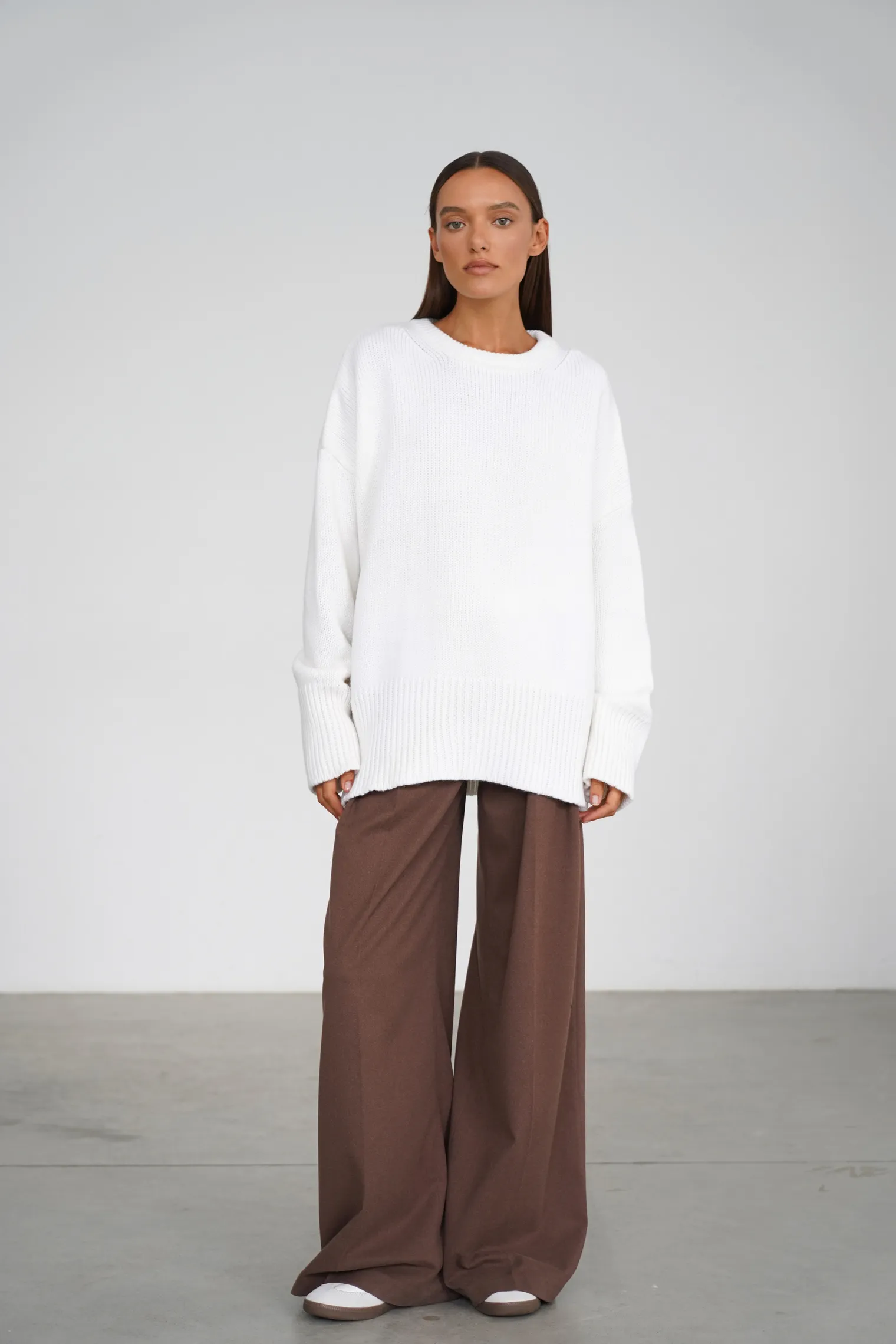 Джемпер крупной вязки с низким воротником молочного цвета фото 3