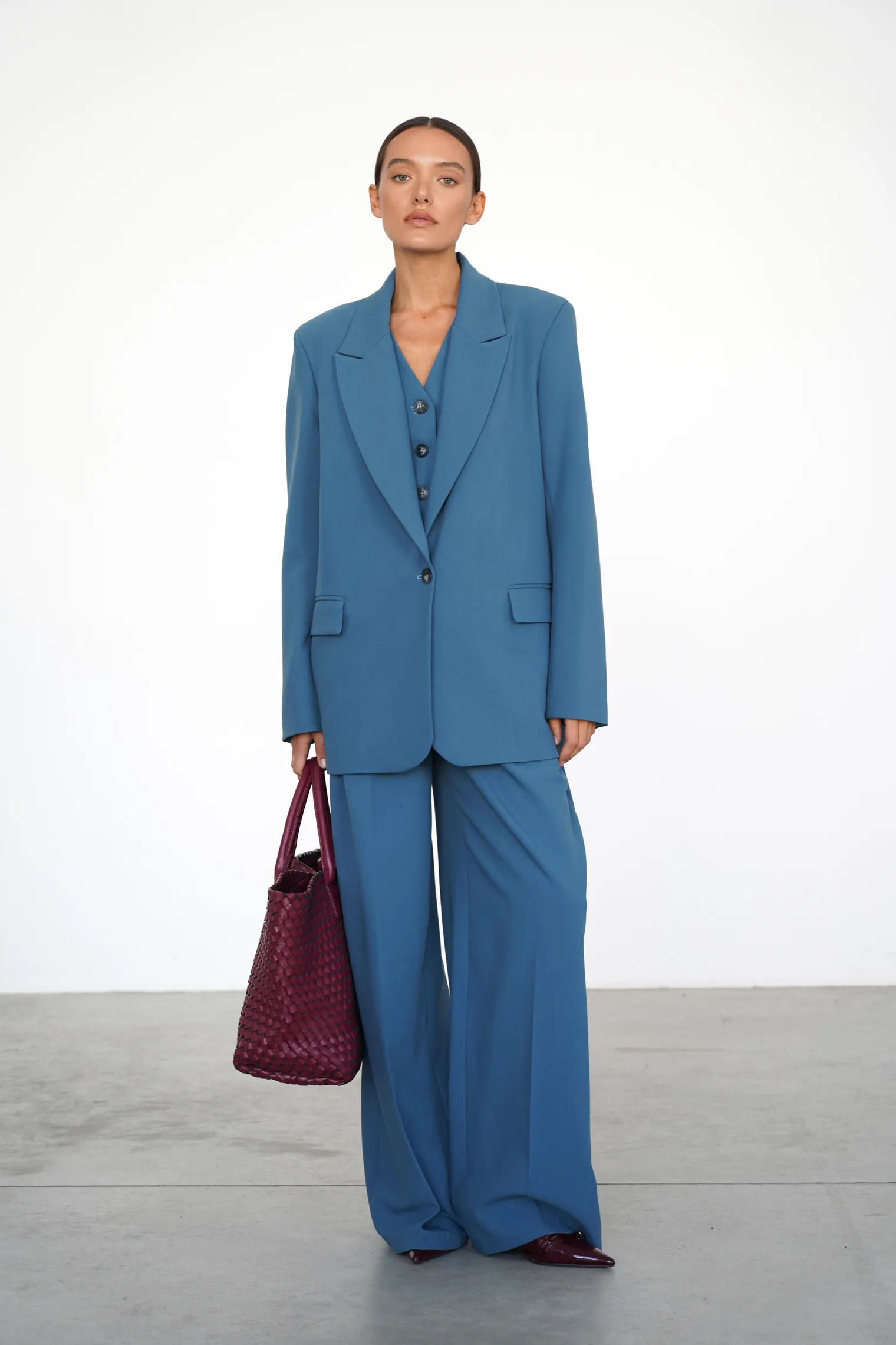 Брюки широкого кроя с завышенной талией со складками цвета деним фото 3