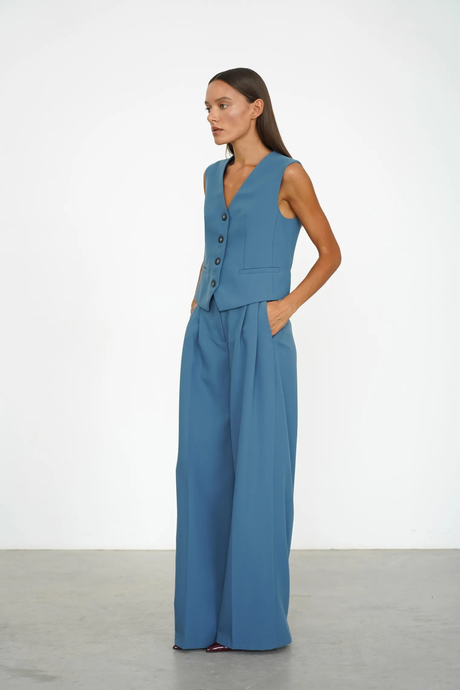 Брюки широкого кроя с завышенной талией со складками цвета деним фото 5