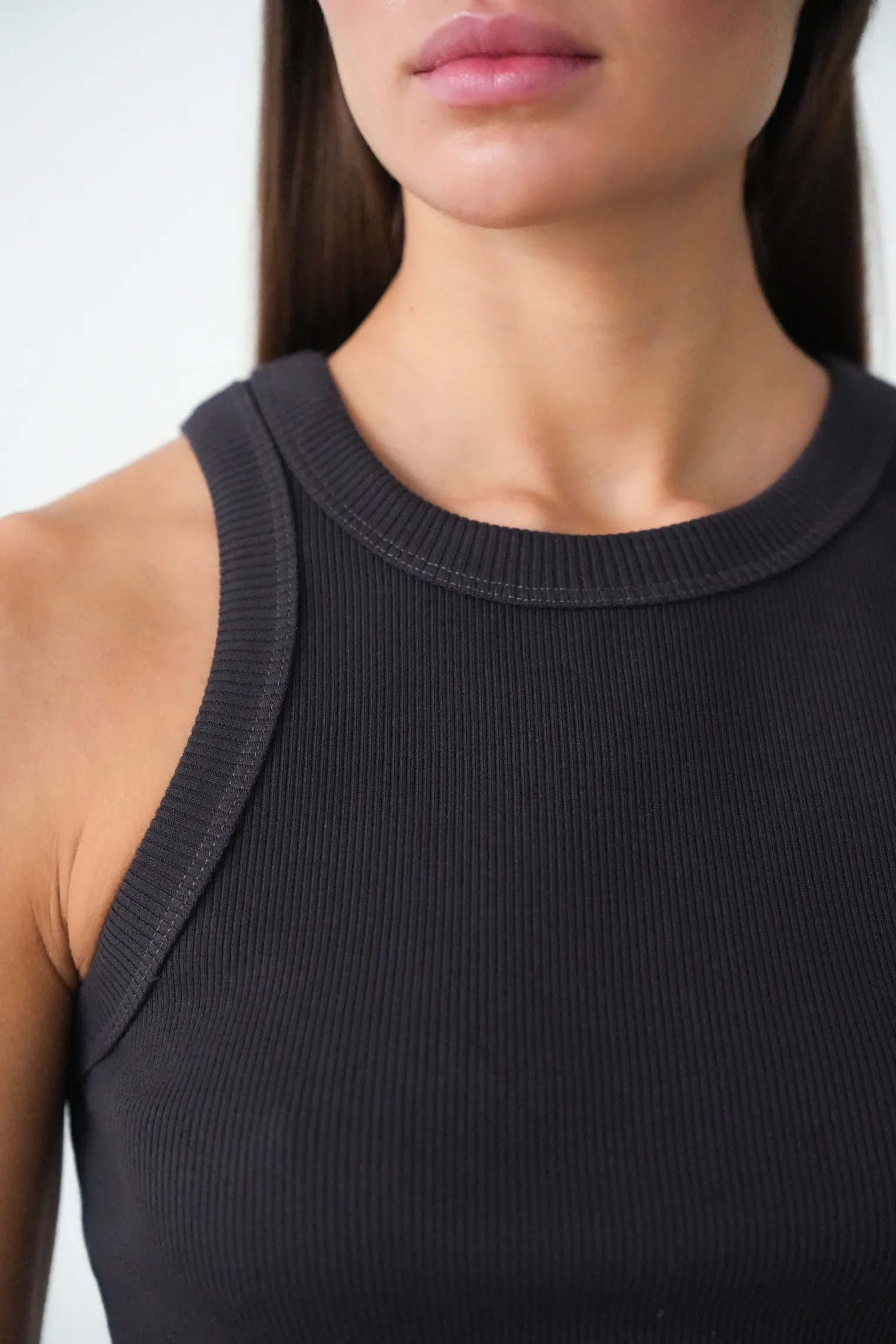 Майка в рубчик графитового цвета фото 2