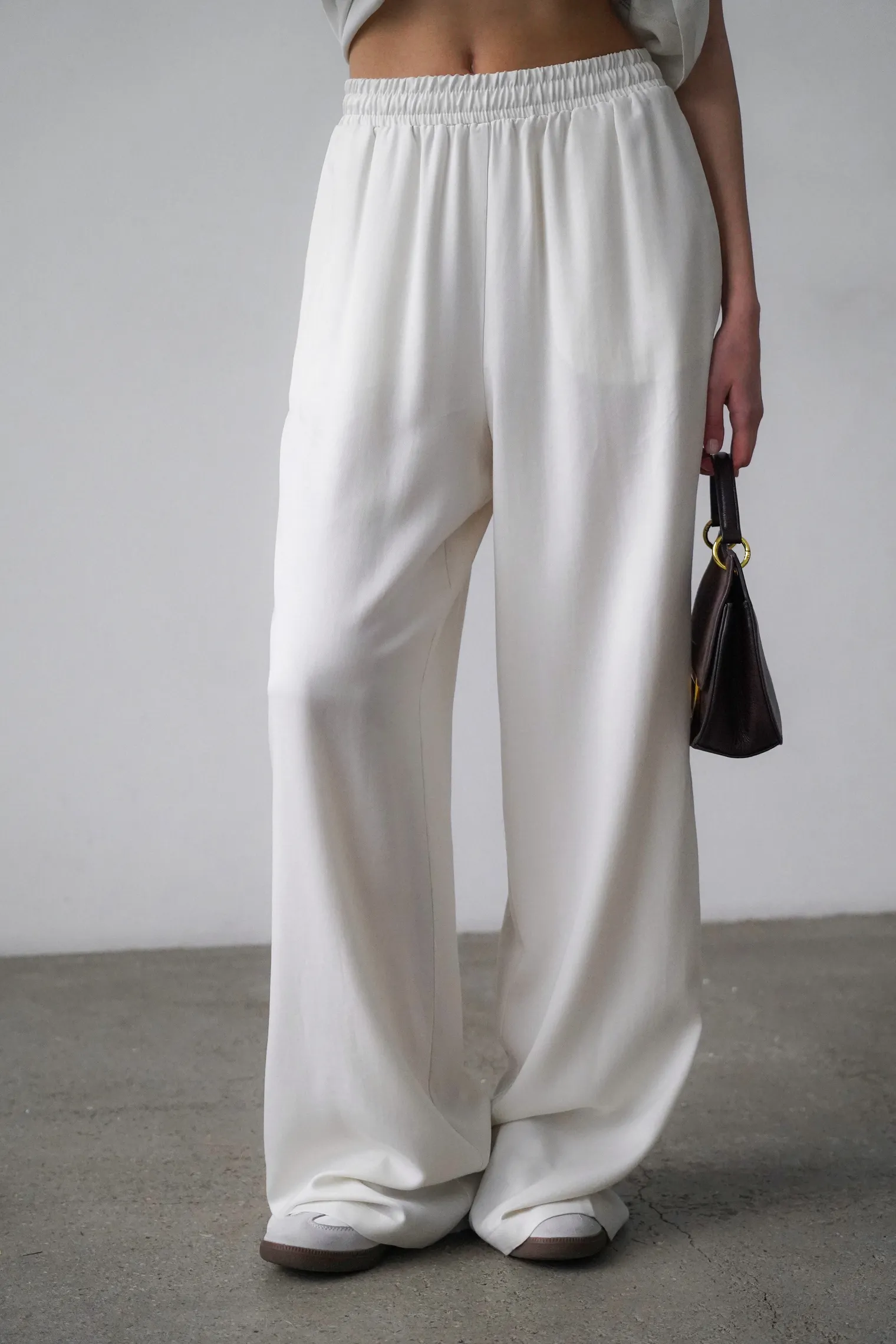 Брюки прямого кроя с карманами цвета тофу фото 2