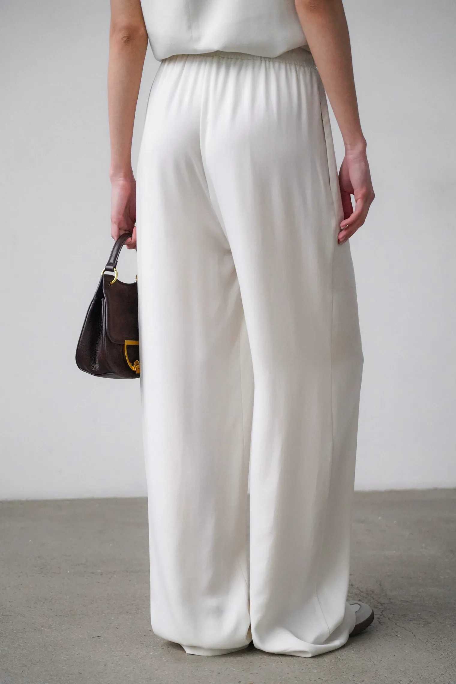 Брюки прямого кроя с карманами цвета тофу фото 4