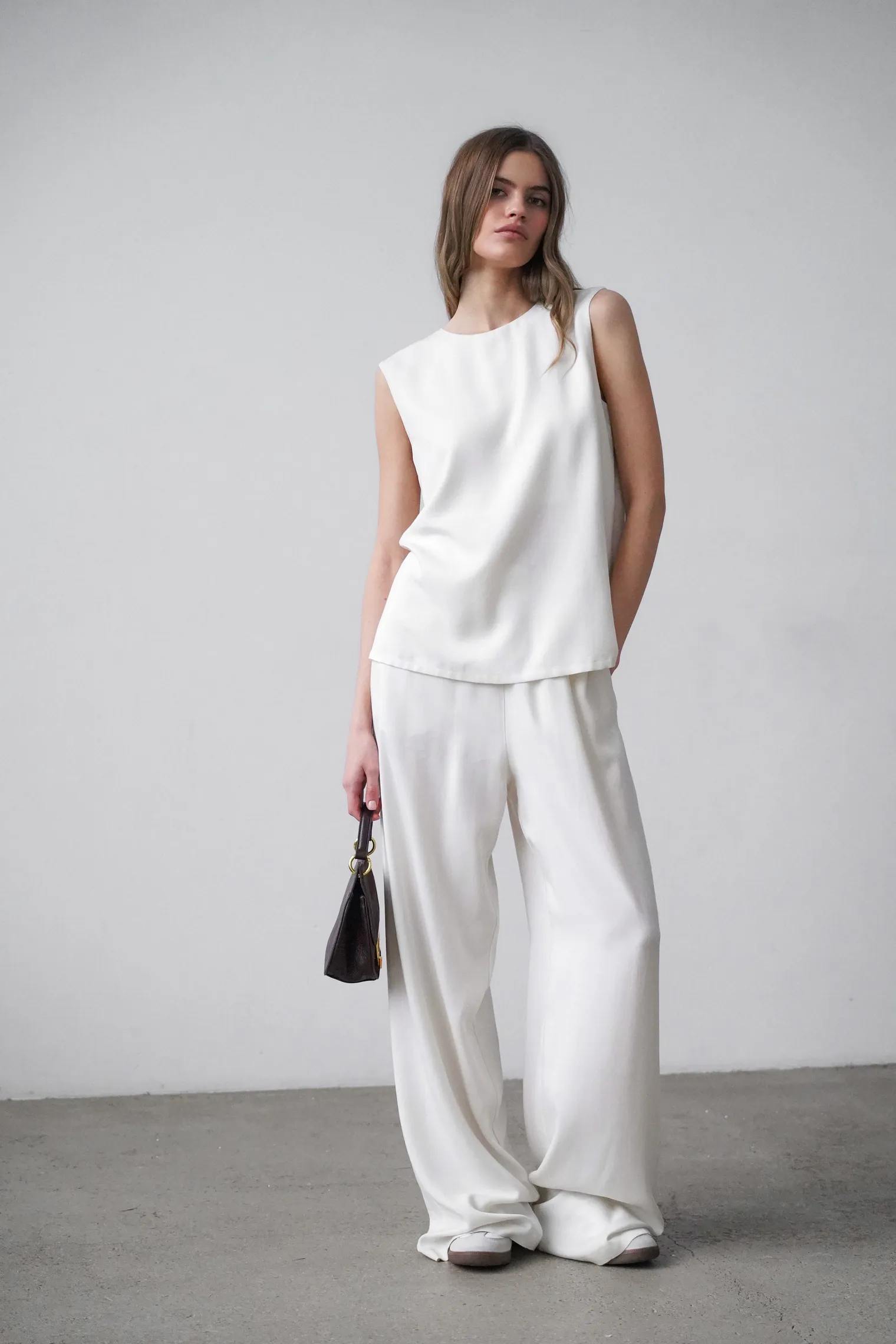 Брюки прямого кроя с карманами цвета тофу фото 1