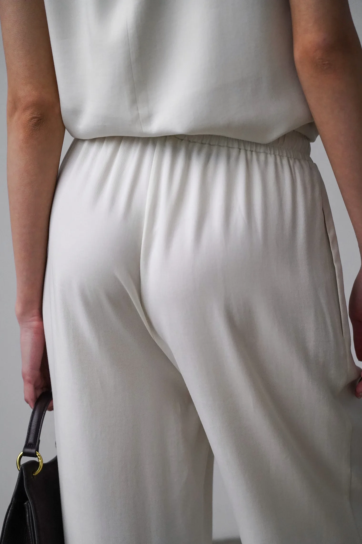 Брюки прямого кроя с карманами цвета тофу фото 6