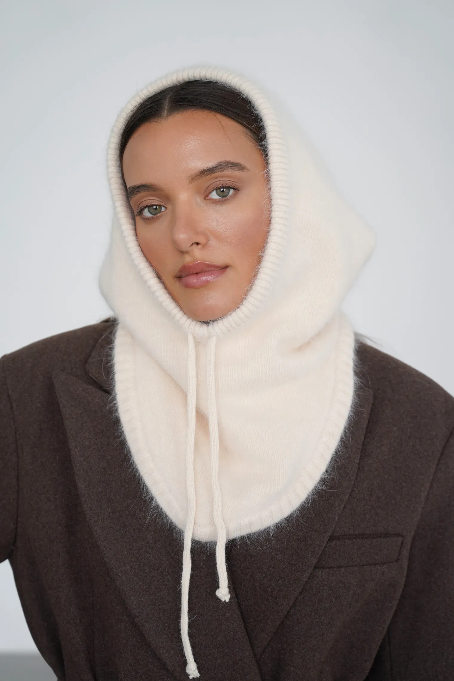 Капор из ангоры молочного цвета фото 5