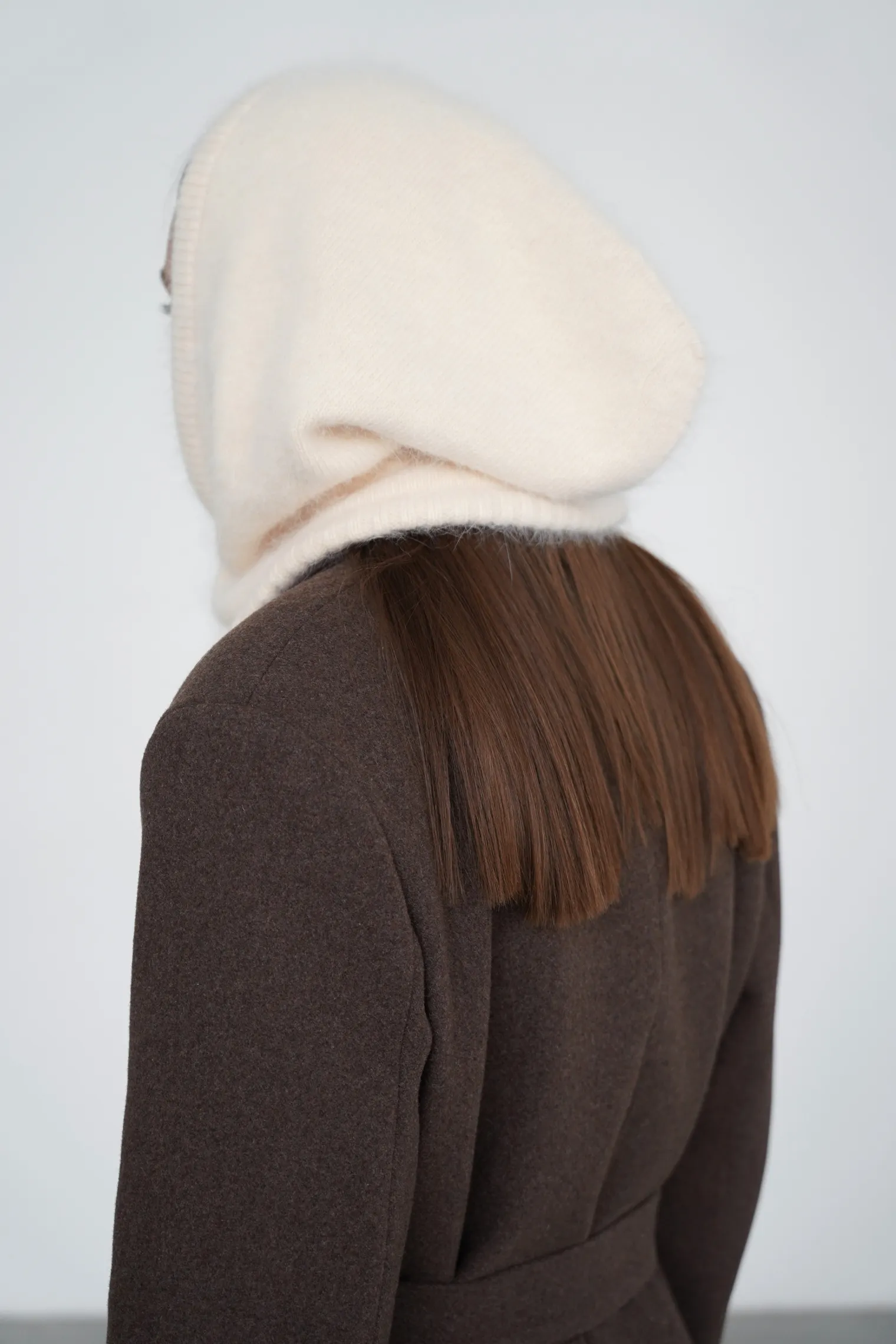 Капор из ангоры молочного цвета фото 4