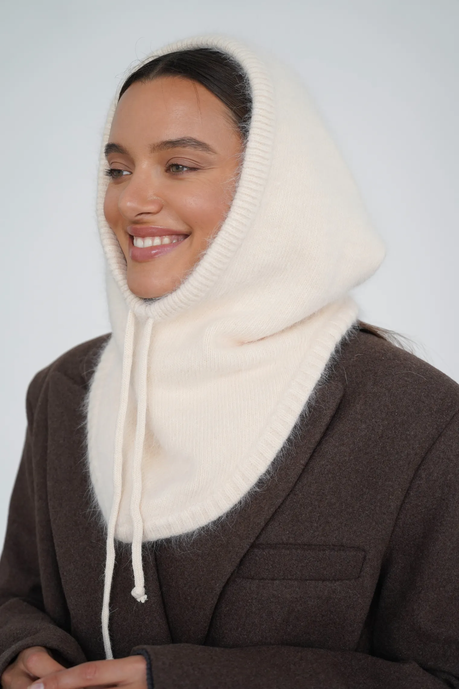 Капор из ангоры молочного цвета фото 3