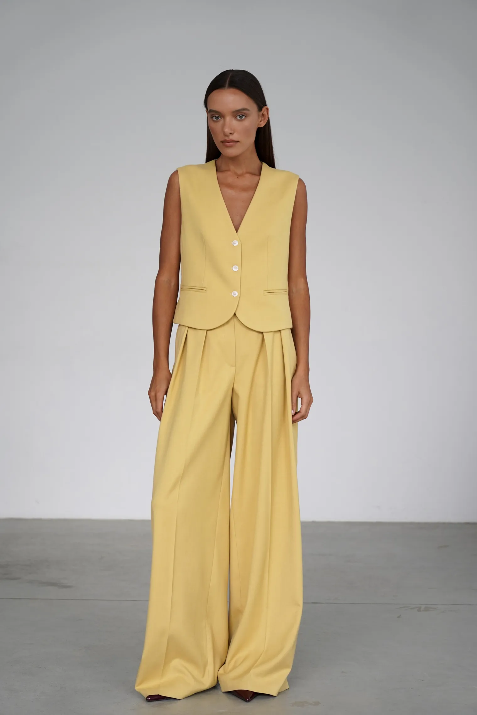 Однобортный жилет с пуговицами цвета молочный лимон фото 3